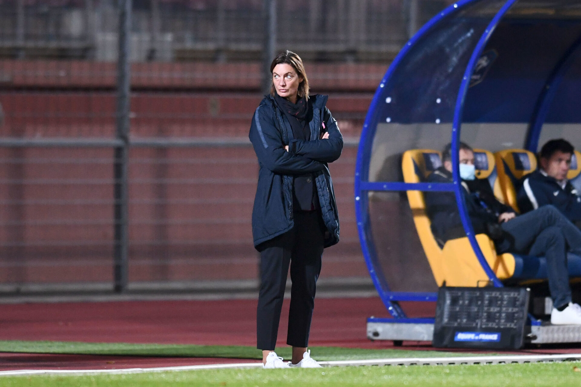 Corinne Diacre sur le banc de l'&eacute;quipe de France f&eacute;minine. (Icon Sport)