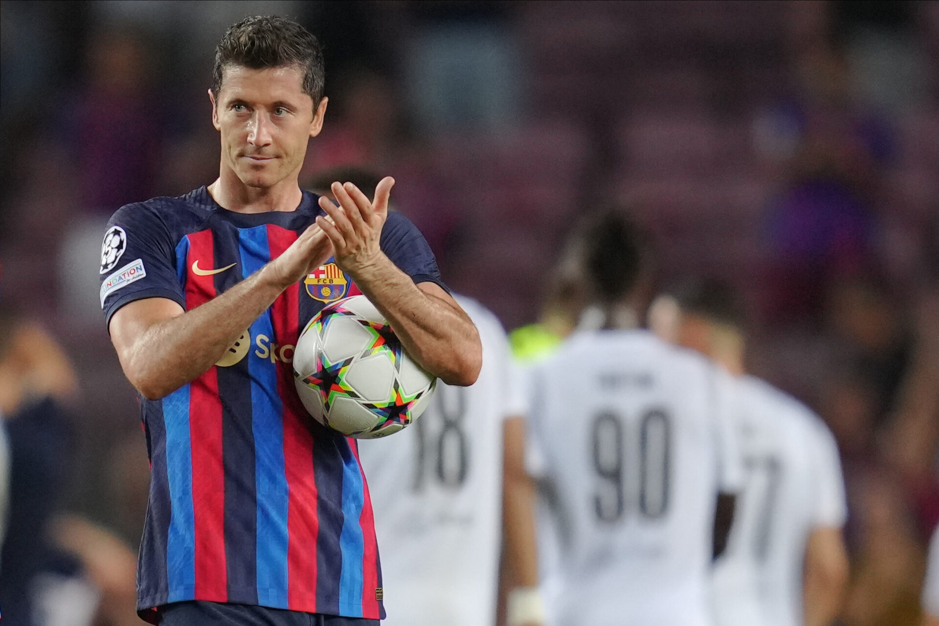 Robert Lewandowski est reparti avec le ballon du match apr&egrave;s son tripl&eacute; en LDC contre Plzen (Icon Sport)