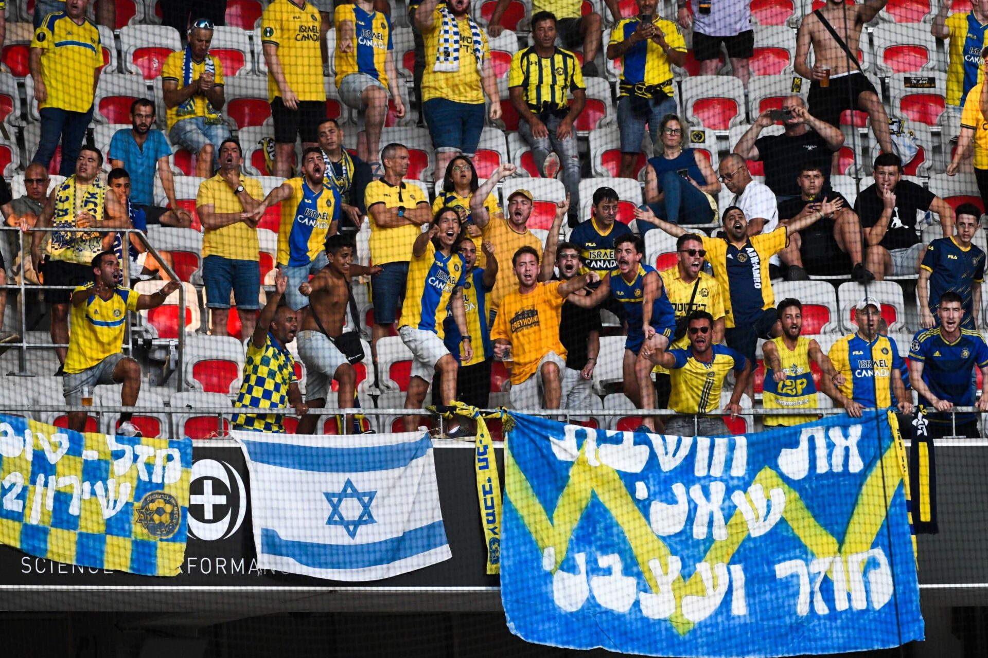 Les supporters du Maccabi Tel-Aviv, où évolue Oscar Gloukh, ici à Nice le mois dernier (Icon Sport) Les supporters du Maccabi Tel-Aviv, où évolue Oscar Gloukh, ici à Nice le mois dernier (Icon Sport)