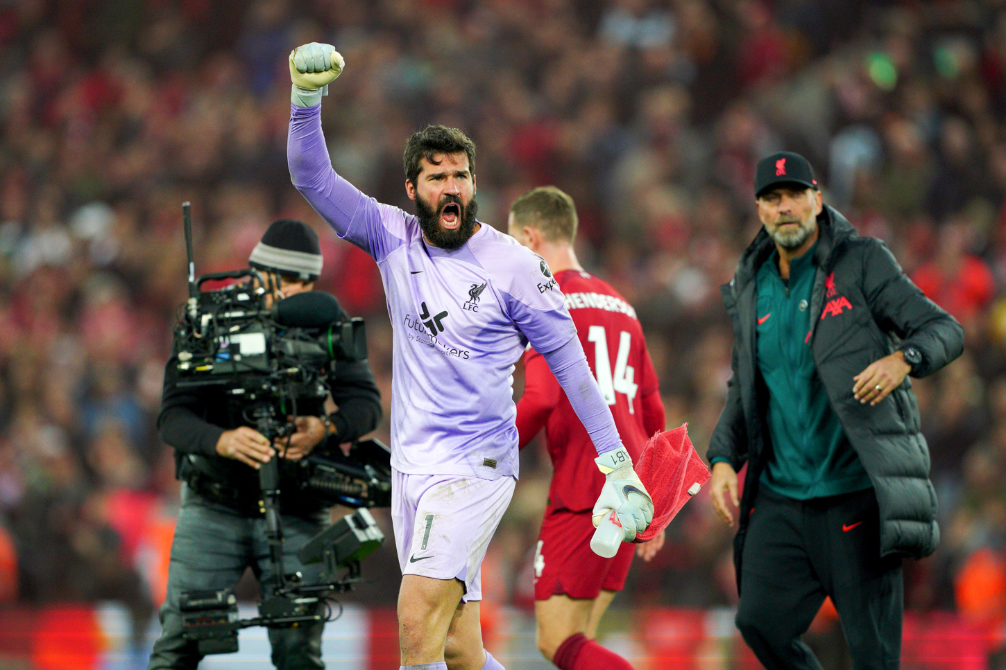 Avec sa passe d&eacute;cisive et plusieurs arr&ecirc;ts, Alisson a port&eacute; son &eacute;quipe contre Manchester City. (Icon Sport)