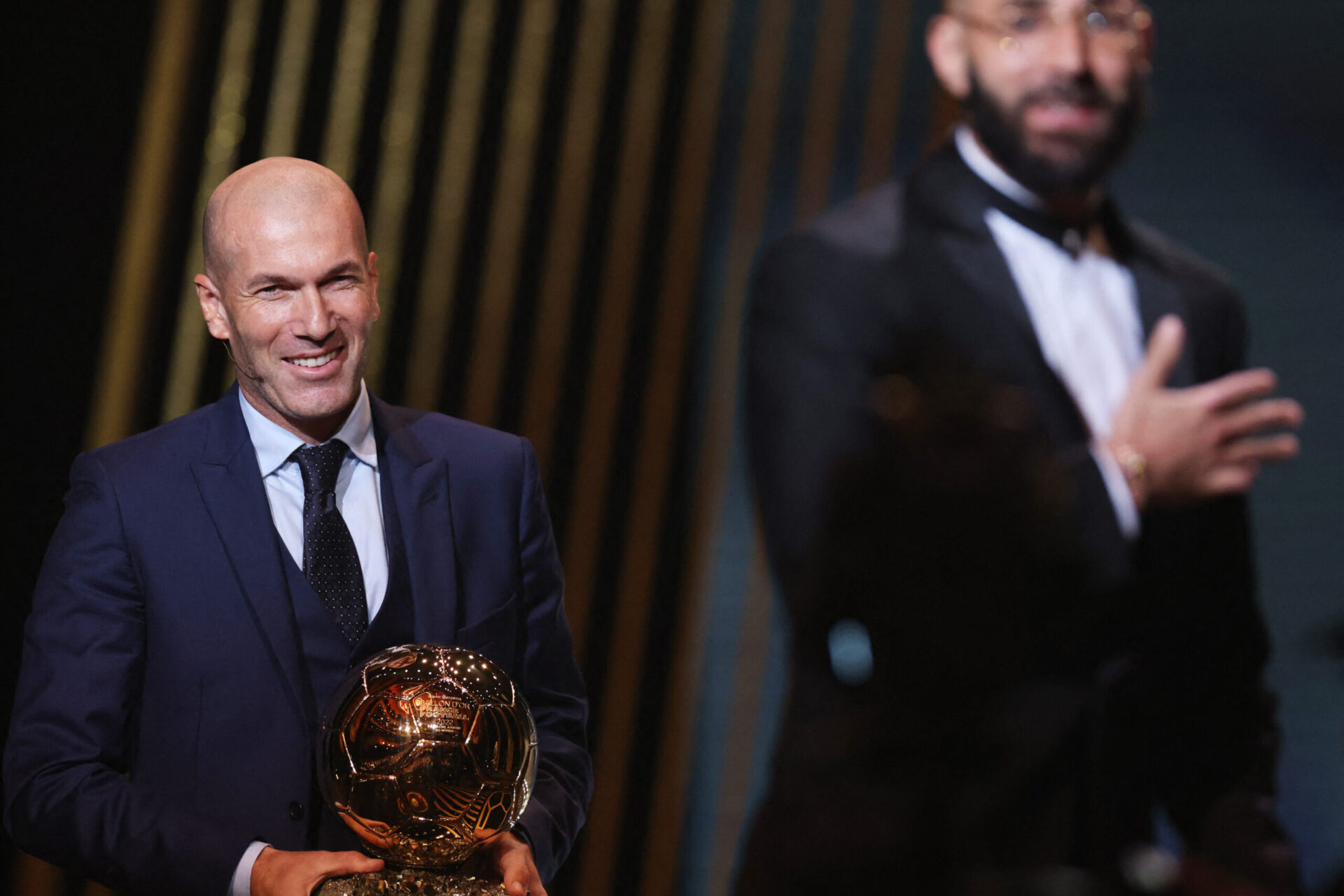 Zin&eacute;dine Zidane a remis le Ballon d'Or &agrave; Karim Benzema. (Icon Sport)