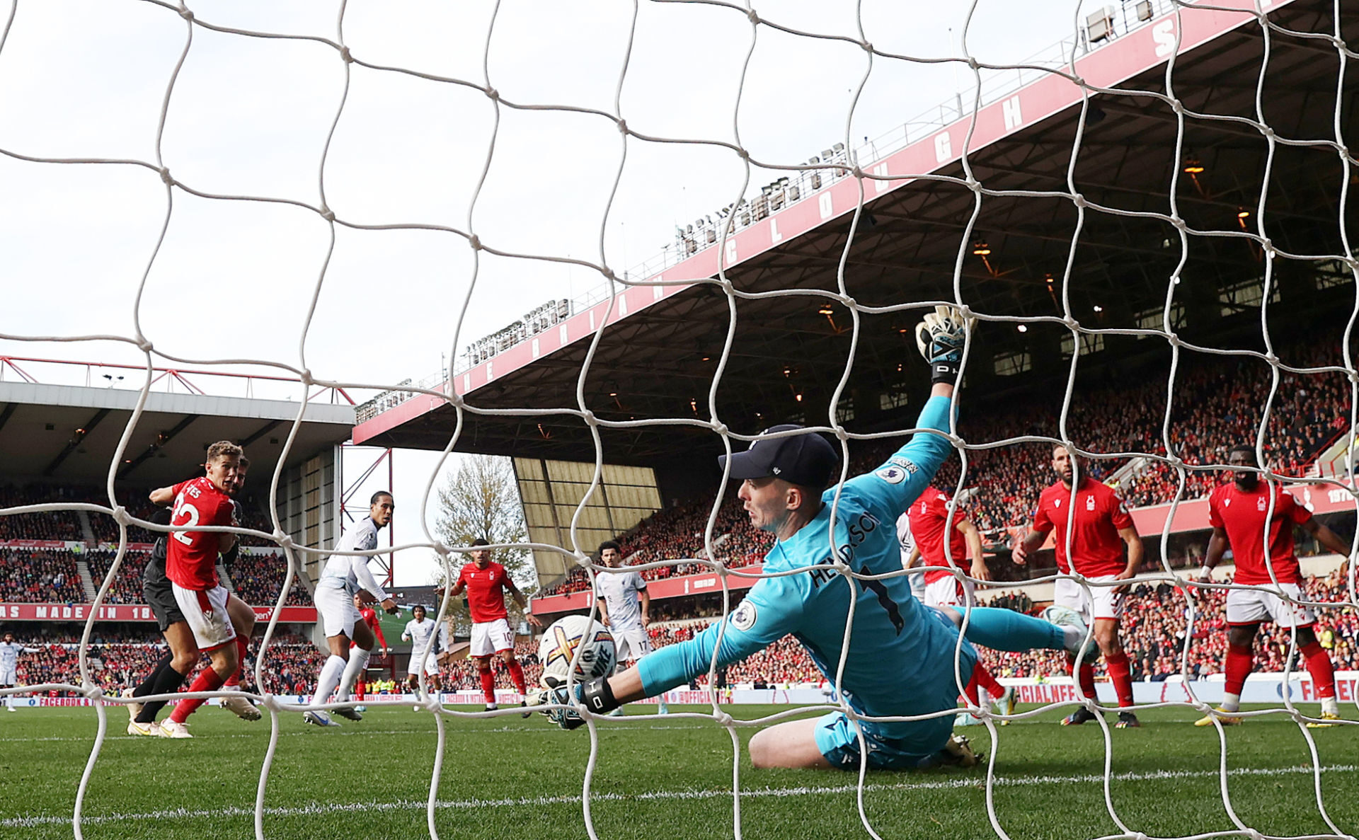 Dean Henderson a sorti de grandes parades contre Liverpool. (Icon Sport)