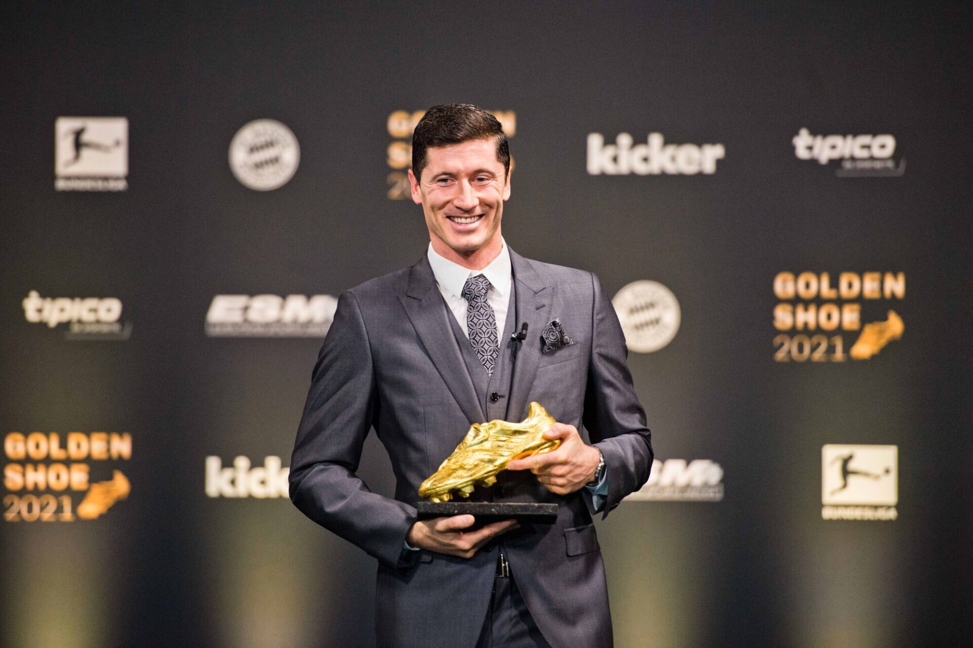 Robert Lewandowski avec son Soulier d'Or, en 2021. (Icon Sport)