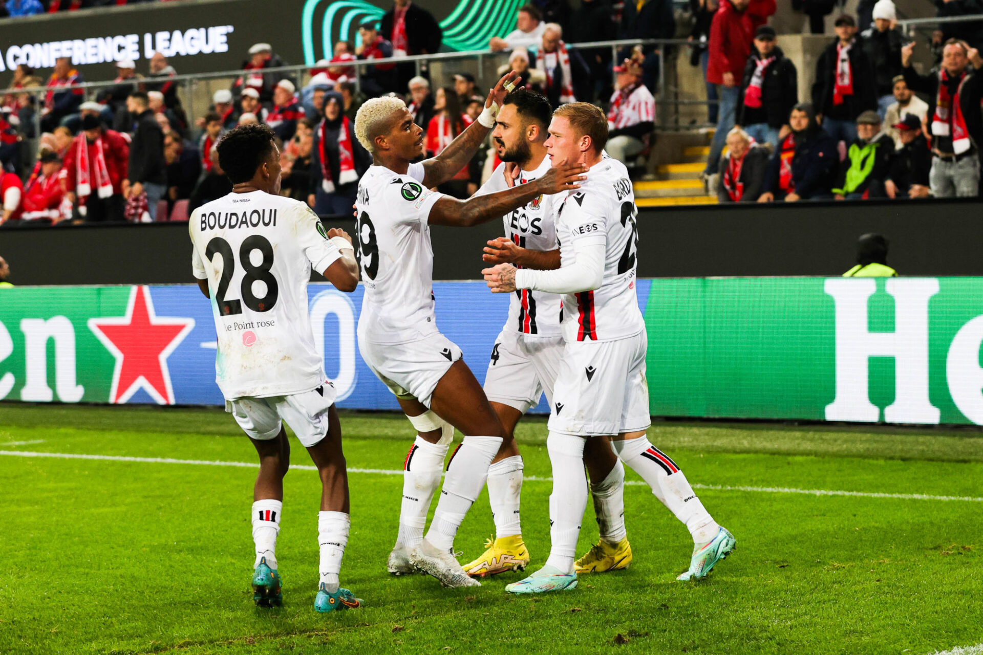La joie des joueurs de l'OGC Nice apr&egrave;s l'ouverture du score de Ga&euml;tan Laborde, l'ancien attaquant de Rennes, face &agrave; Cologne (iconsport)