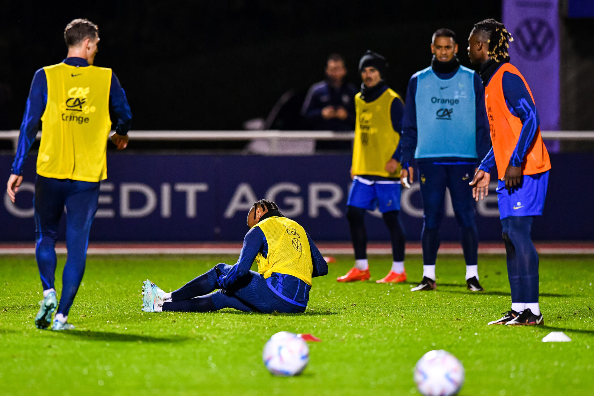 Christopher Nkunku s'est tout de suite tenu le genou suite &agrave; un contact avec Eduardo Camavinga (iconsport)