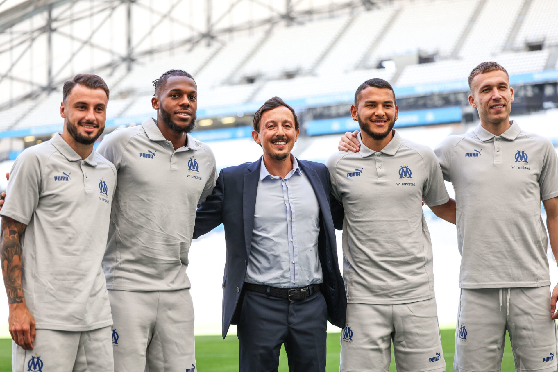 Pablo Longoria et les recrues de l'OM l'été dernier au stade Vélodrome (iconsport) Pablo Longoria et les recrues de l'OM l'été dernier au stade Vélodrome (iconsport)