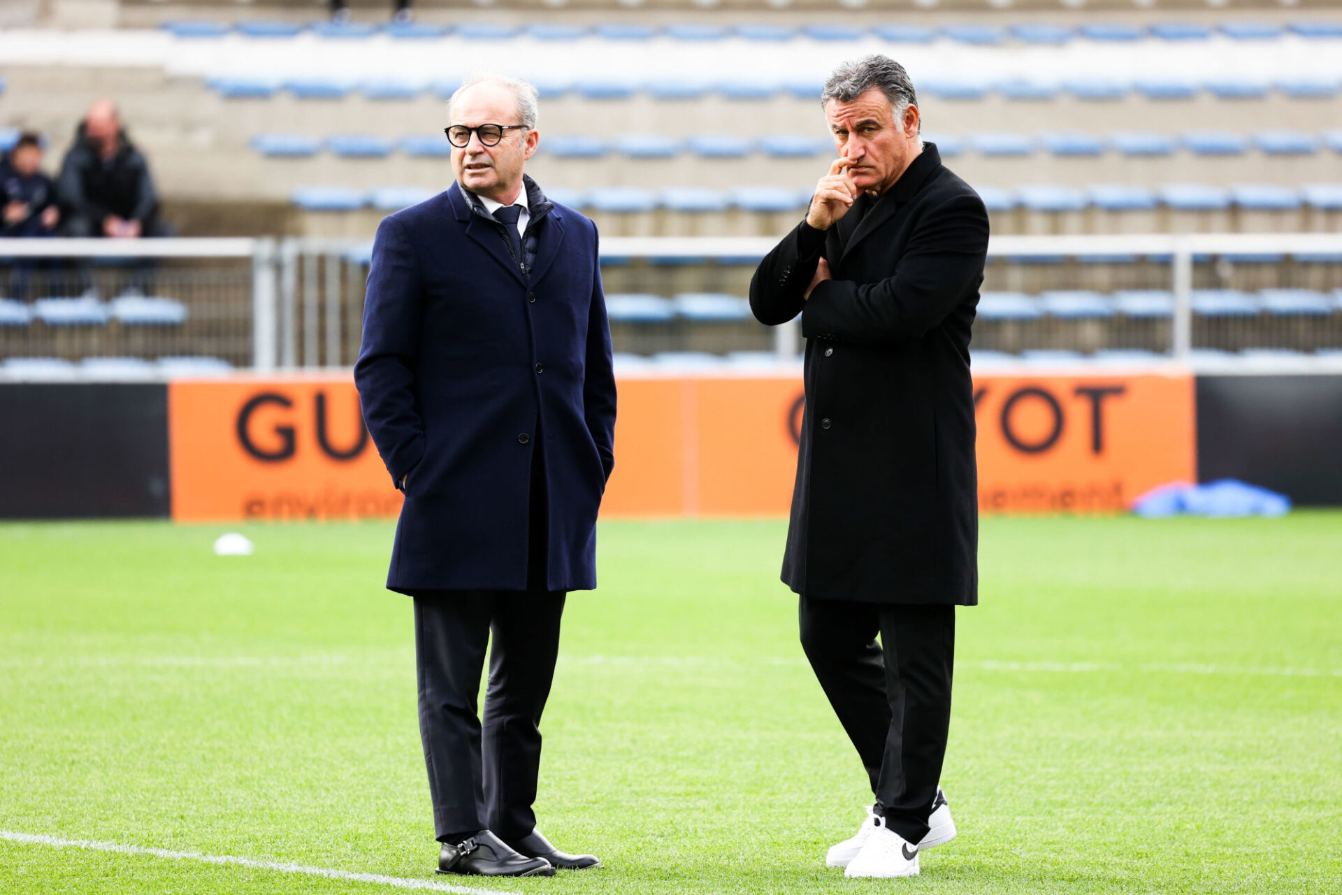 Christophe Galtier et Luis Campos, le directeur sportif du PSG, sur la pelouse du Moustoir (Icon Sport)