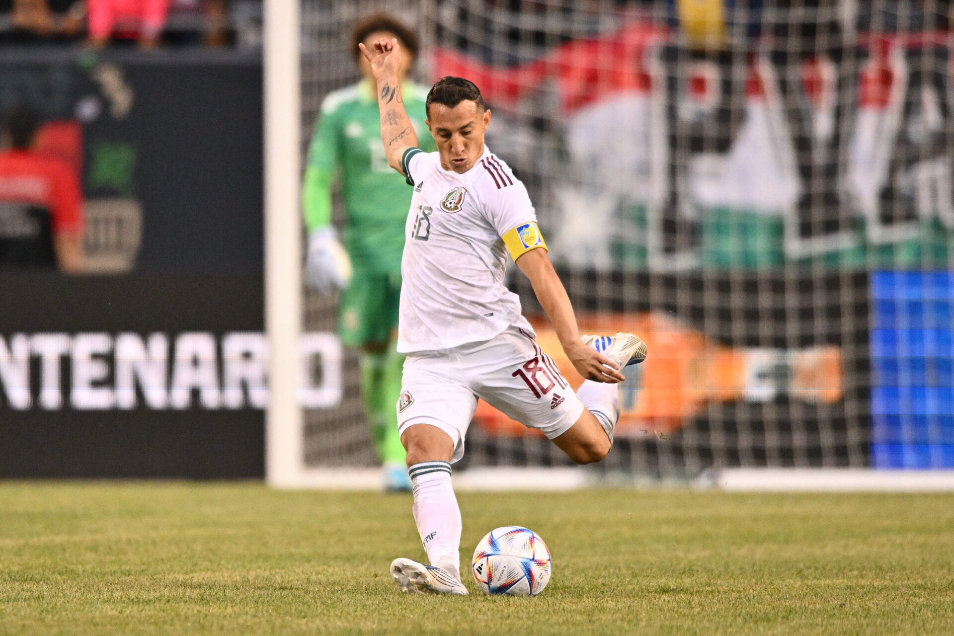 Andrés Guardado con el brazalete de capitán de México.  (Iconos deportivos)