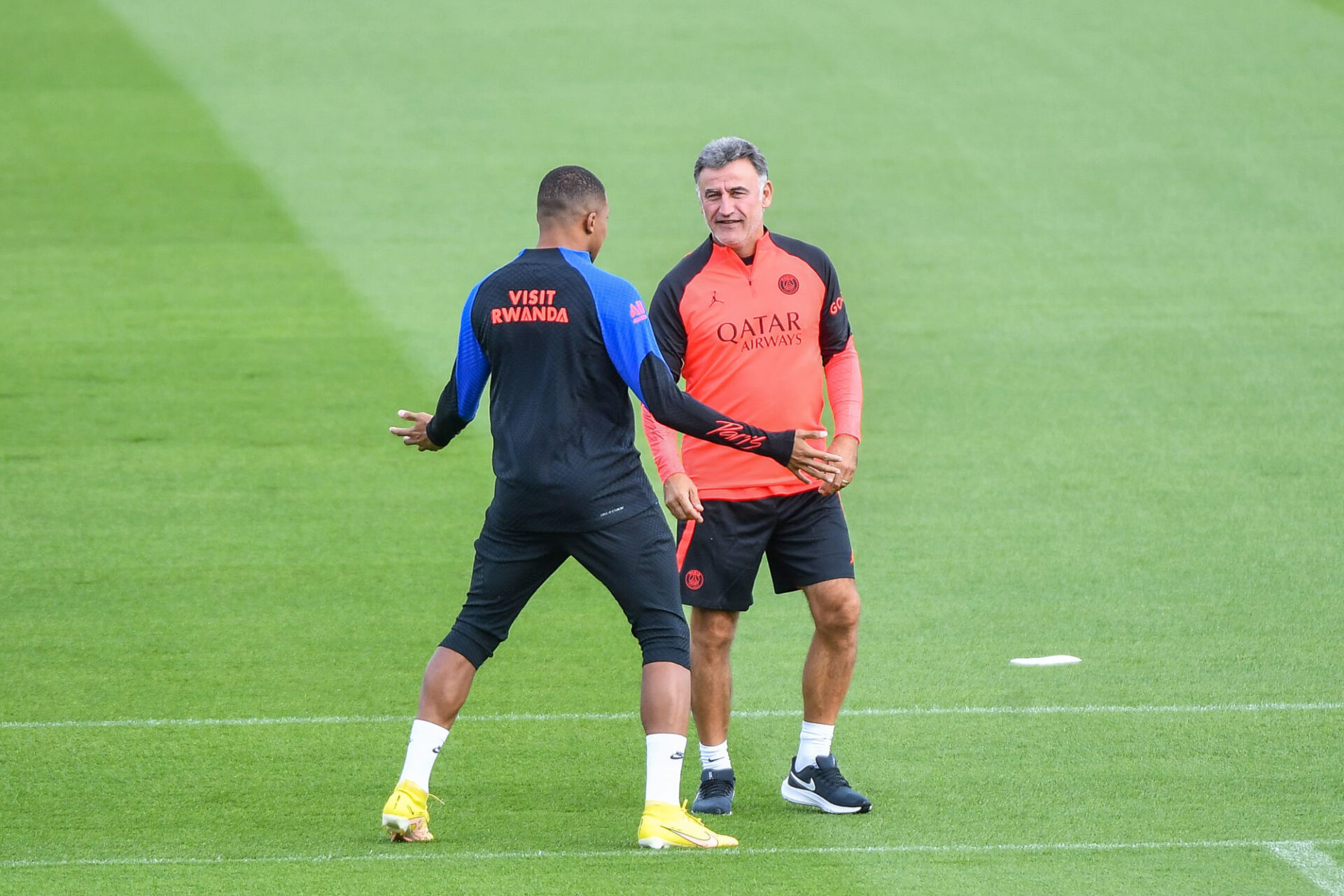 Christophe Galtier avait le sourire au moment de retrouver son attaquant Kylian Mbapp&eacute; (Icon Sport)