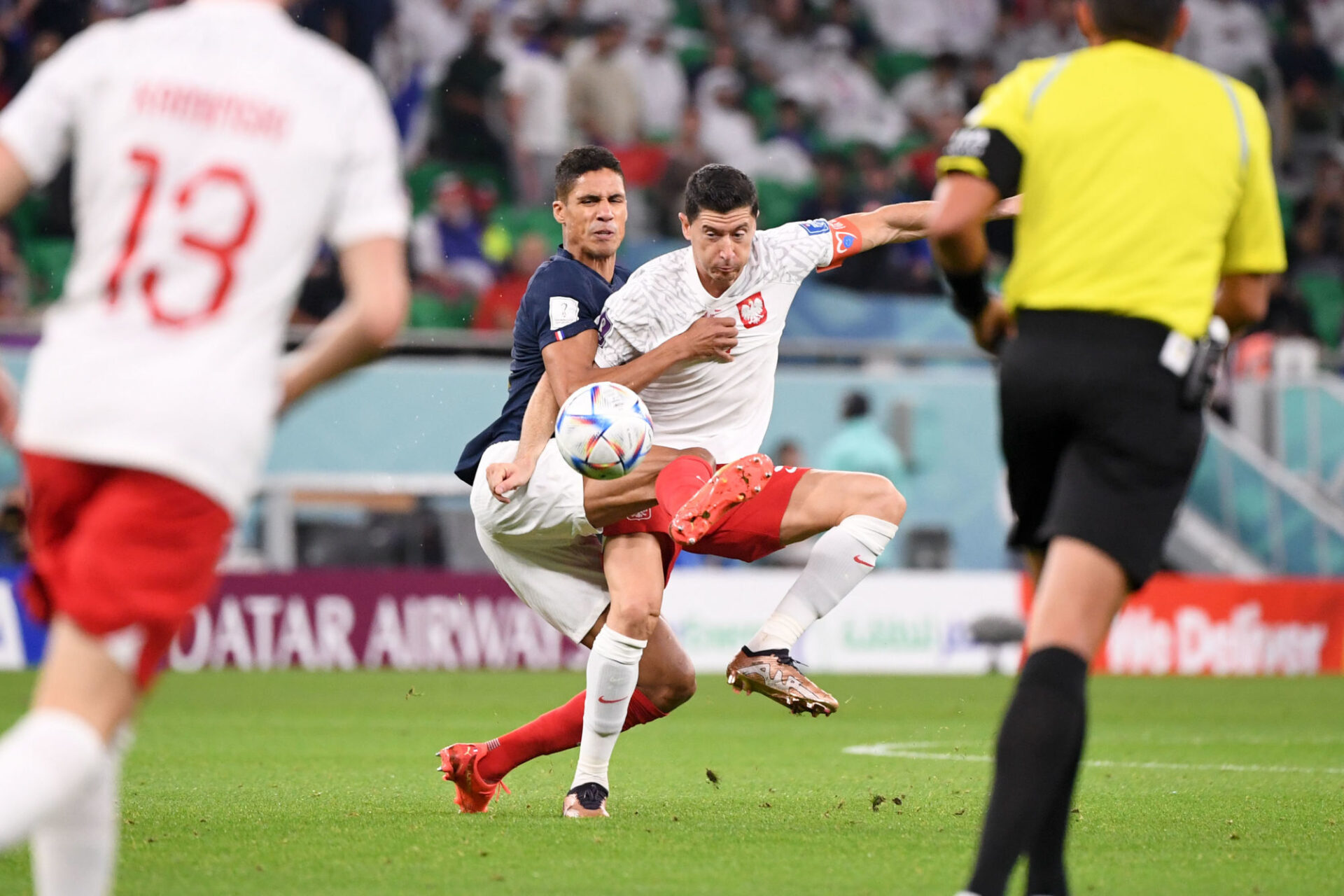 Rapha&euml;l Varane, au duel avec Robert Lewandowski. (Icon Sport)
