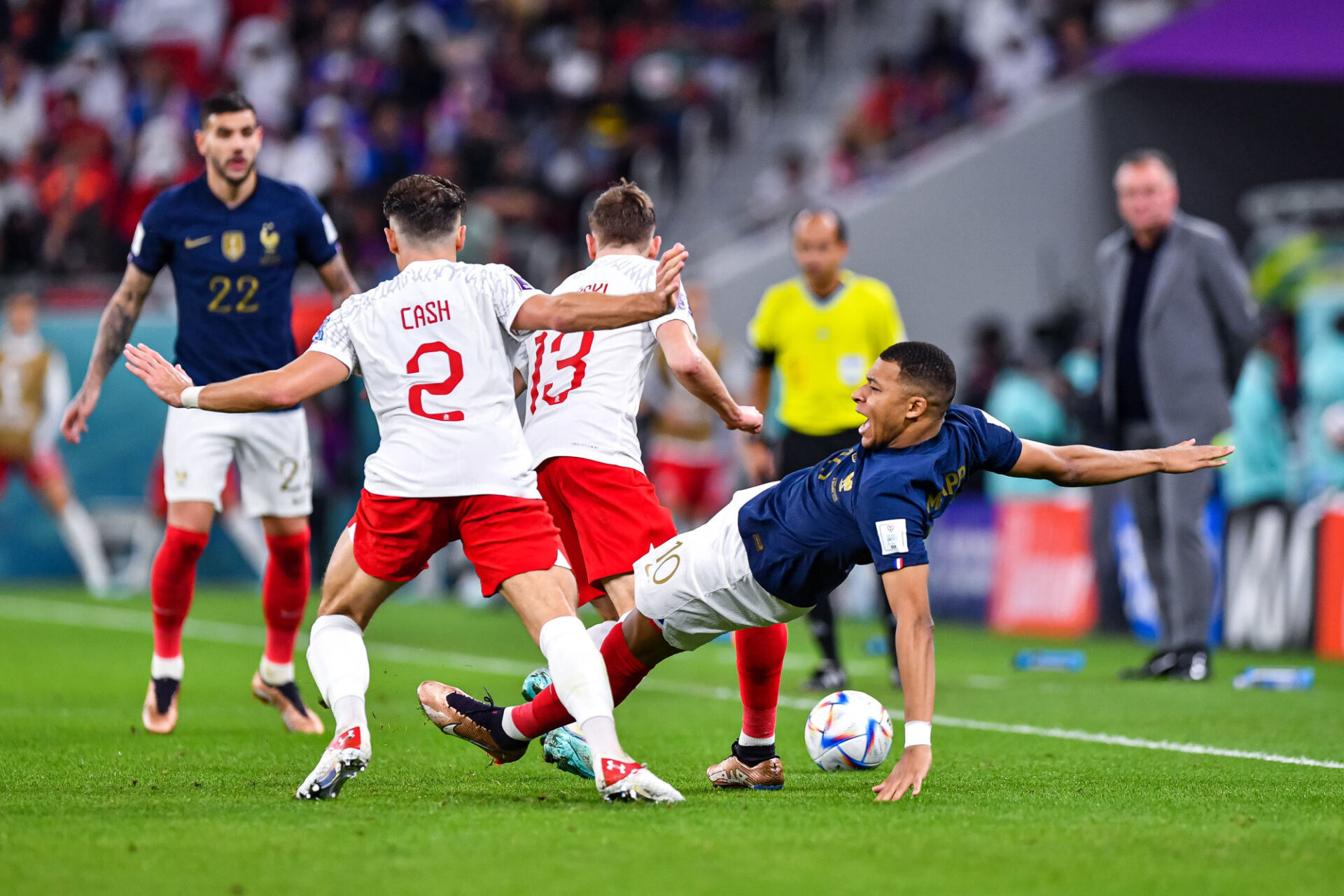 Matty Cash a d&ucirc; commettre quelques fautes pour stopper Kylian Mbapp&eacute; (Icon Sport)