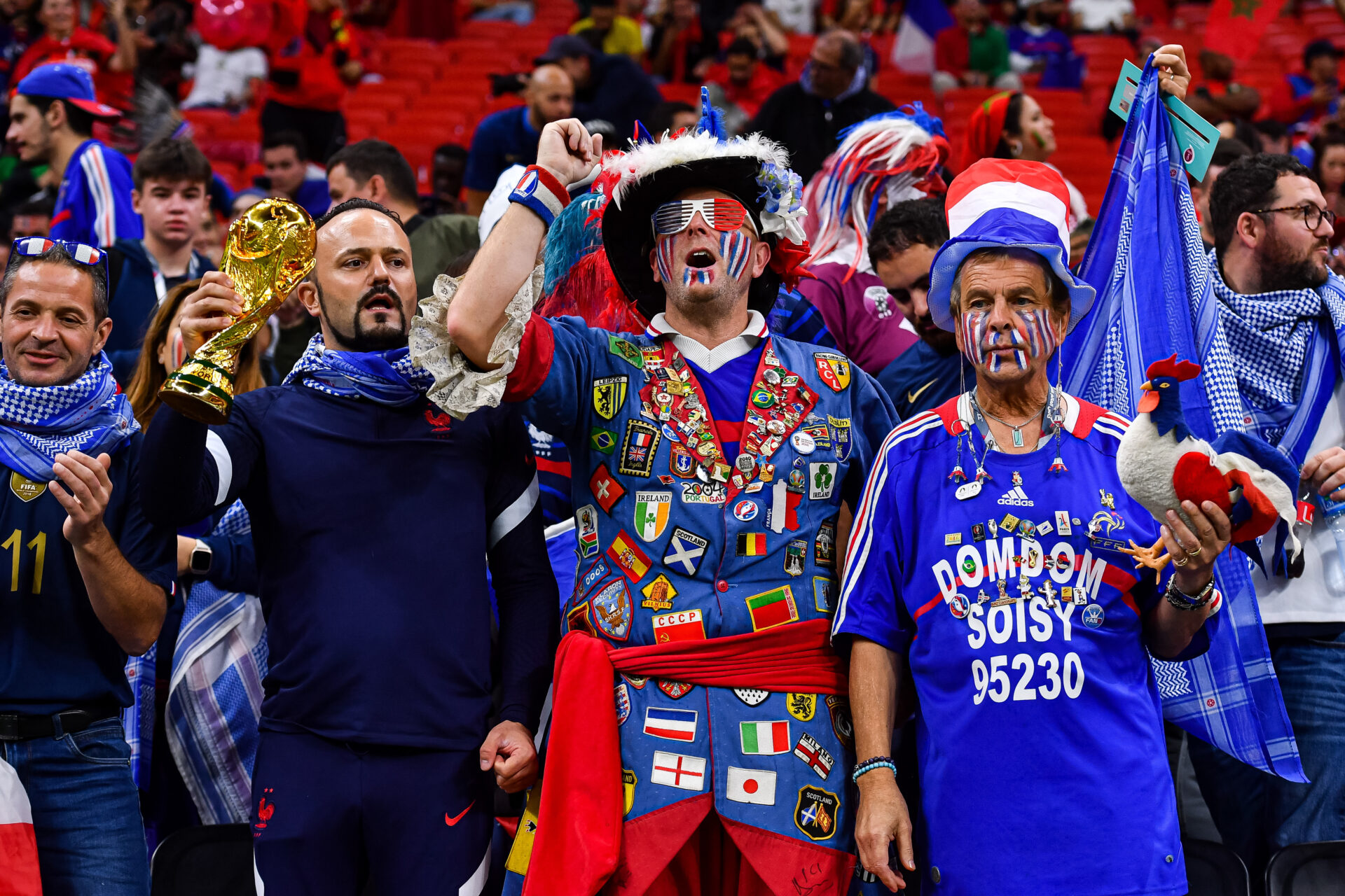 En plus de ceux pr&eacute;sents au stade, des fans fran&ccedil;ais ont f&ecirc;t&eacute; la victoire des Bleus face au Maroc dans les rues de l'Hexagone (Icon Sport)