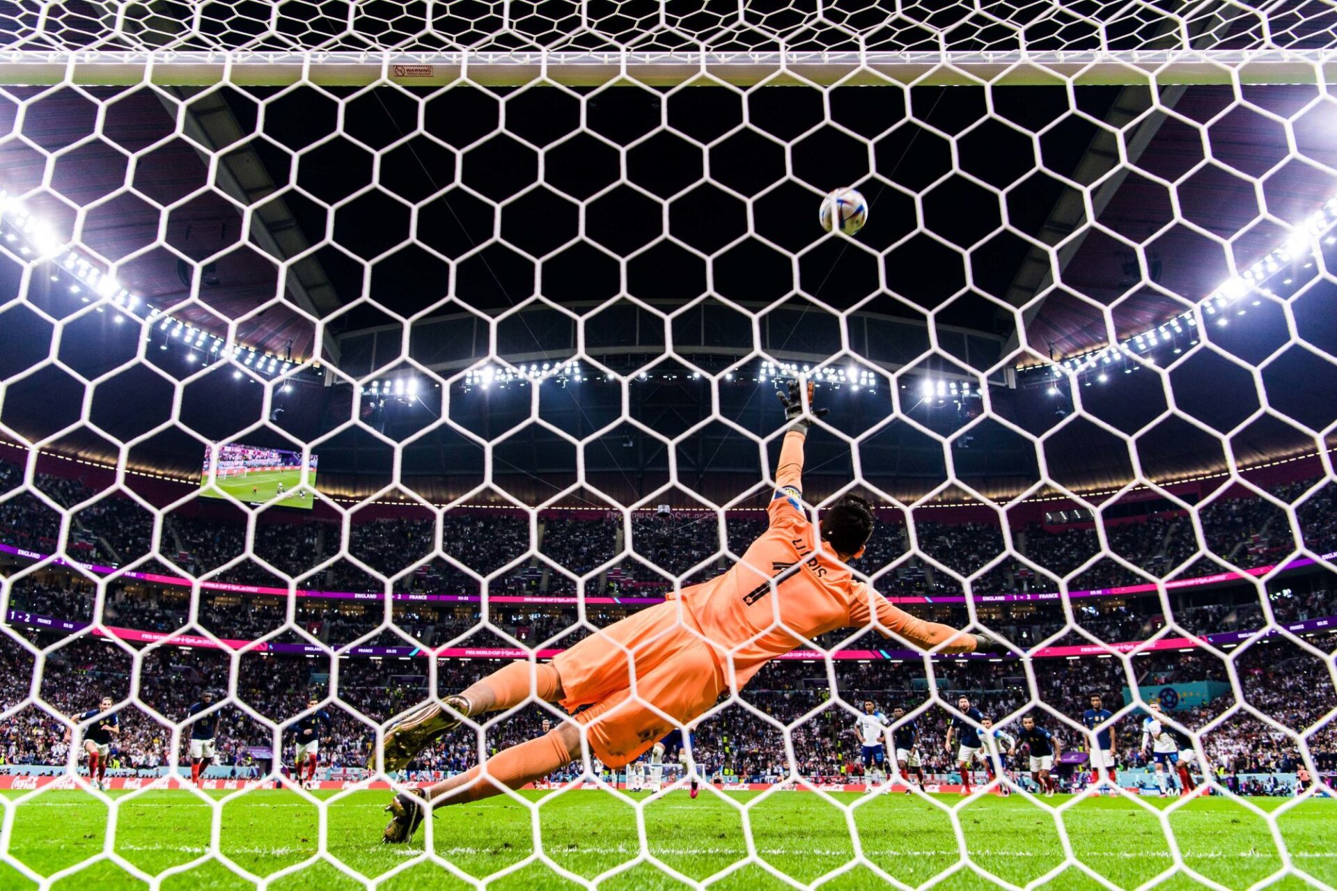 Le plongeon de Lloris sur le second penalty anglais. (Icon Sport)