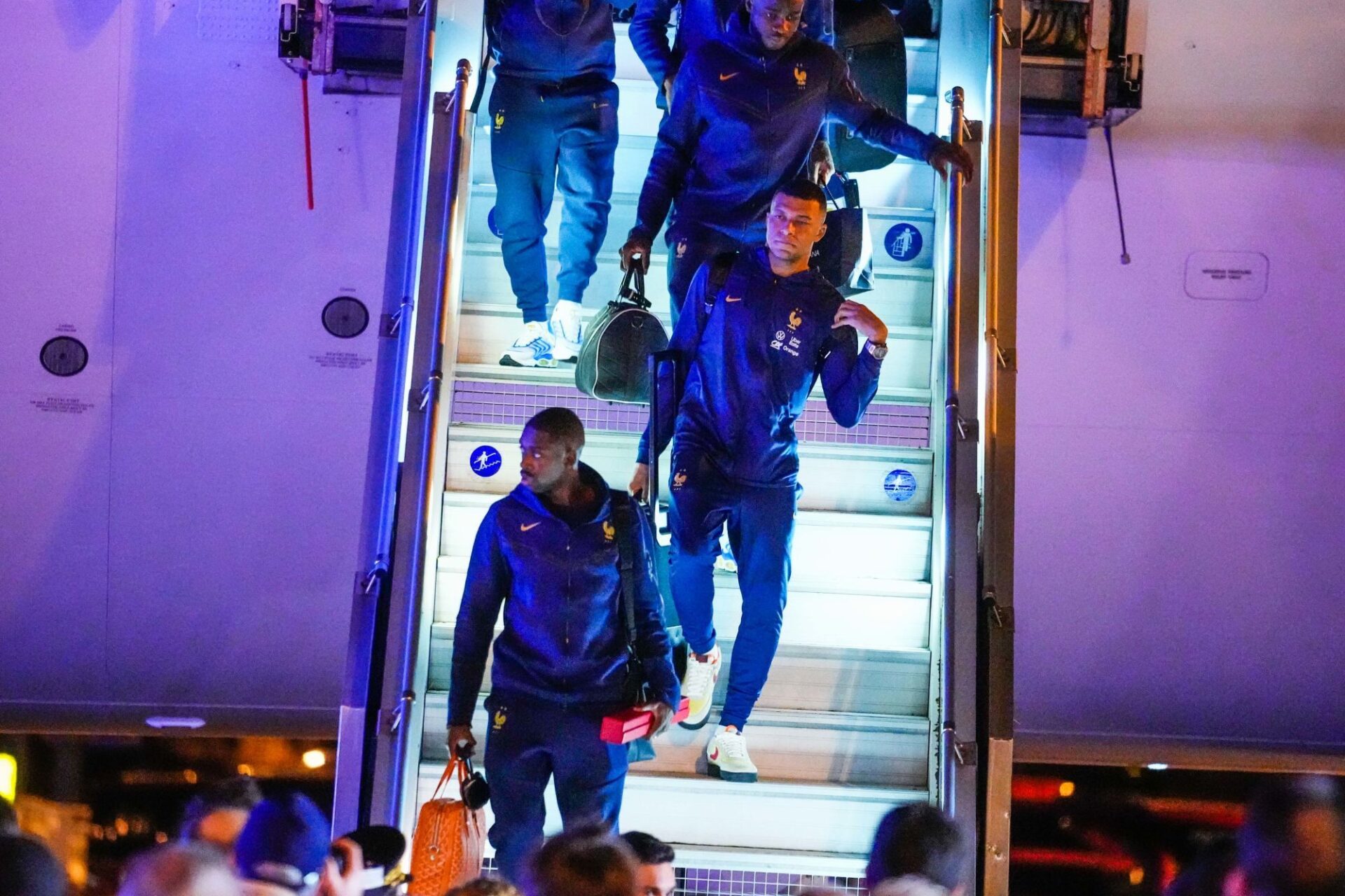 Kylian Mbapp&eacute;, &agrave; la sortie de l'avion des joueurs de l'EdF. (Icon Sport)Kylian Mbapp&eacute;, &agrave; la sortie de l'avion des joueurs de l'EdF. (Icon Sport)