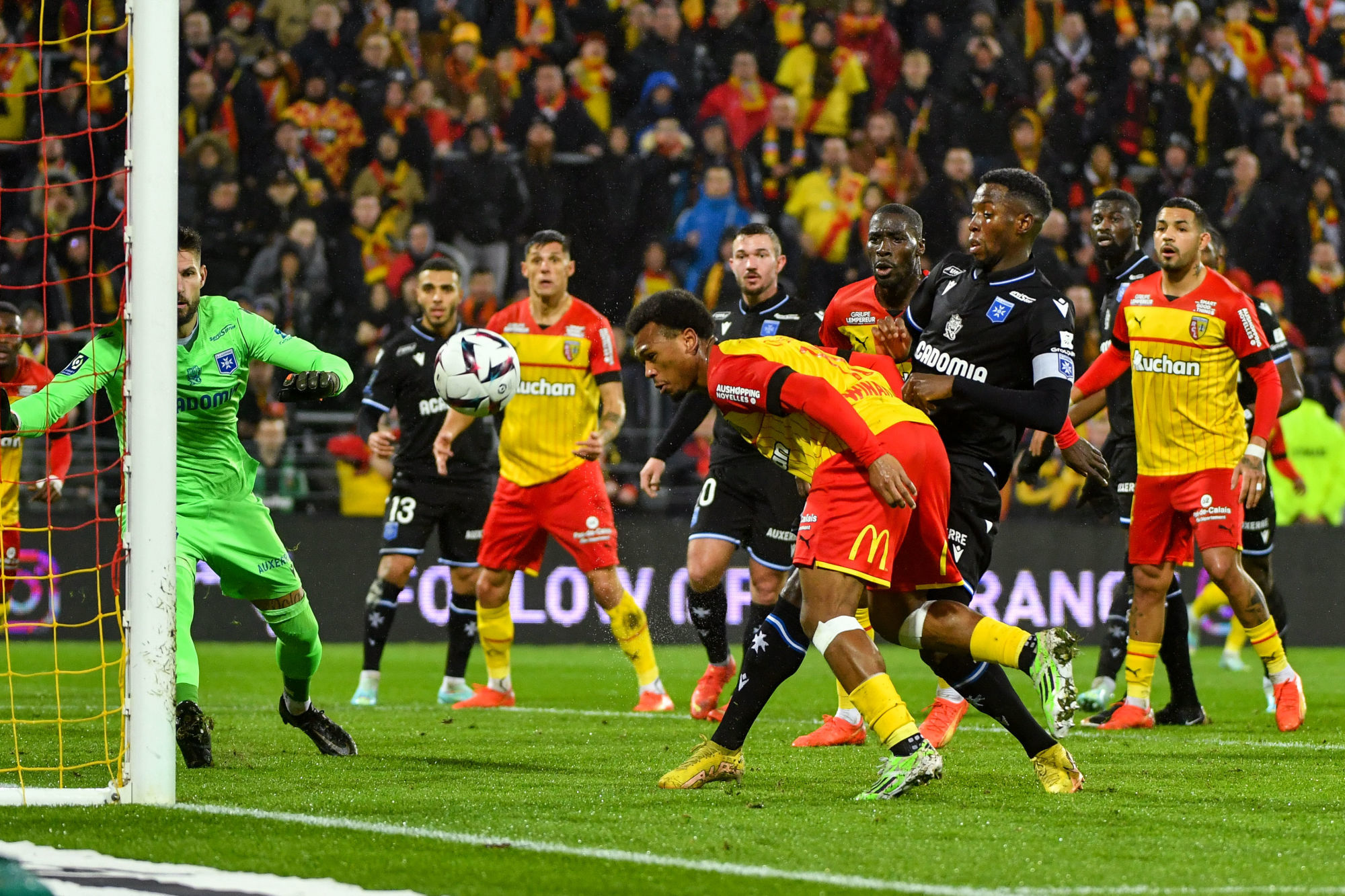 Lens touche le poteau sur une tête de Loïs Openda (Icon Sport) Lens touche le poteau sur une tête de Loïs Openda (Icon Sport)