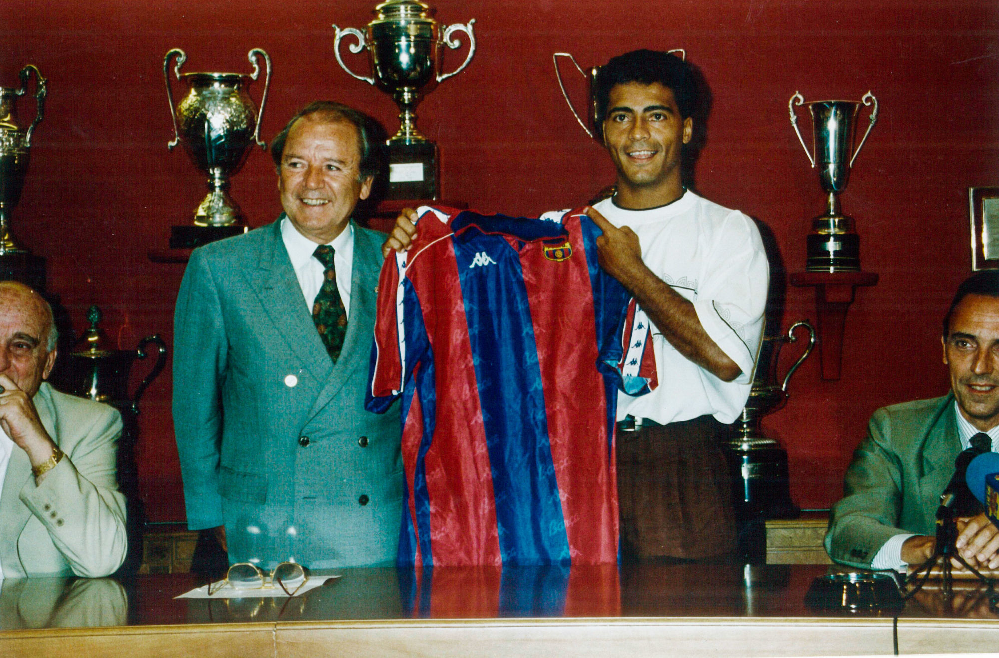 Romario lors de sa signature au FC Barcelone. (Icon Sport) Romario lors de sa signature au FC Barcelone. (Icon Sport)