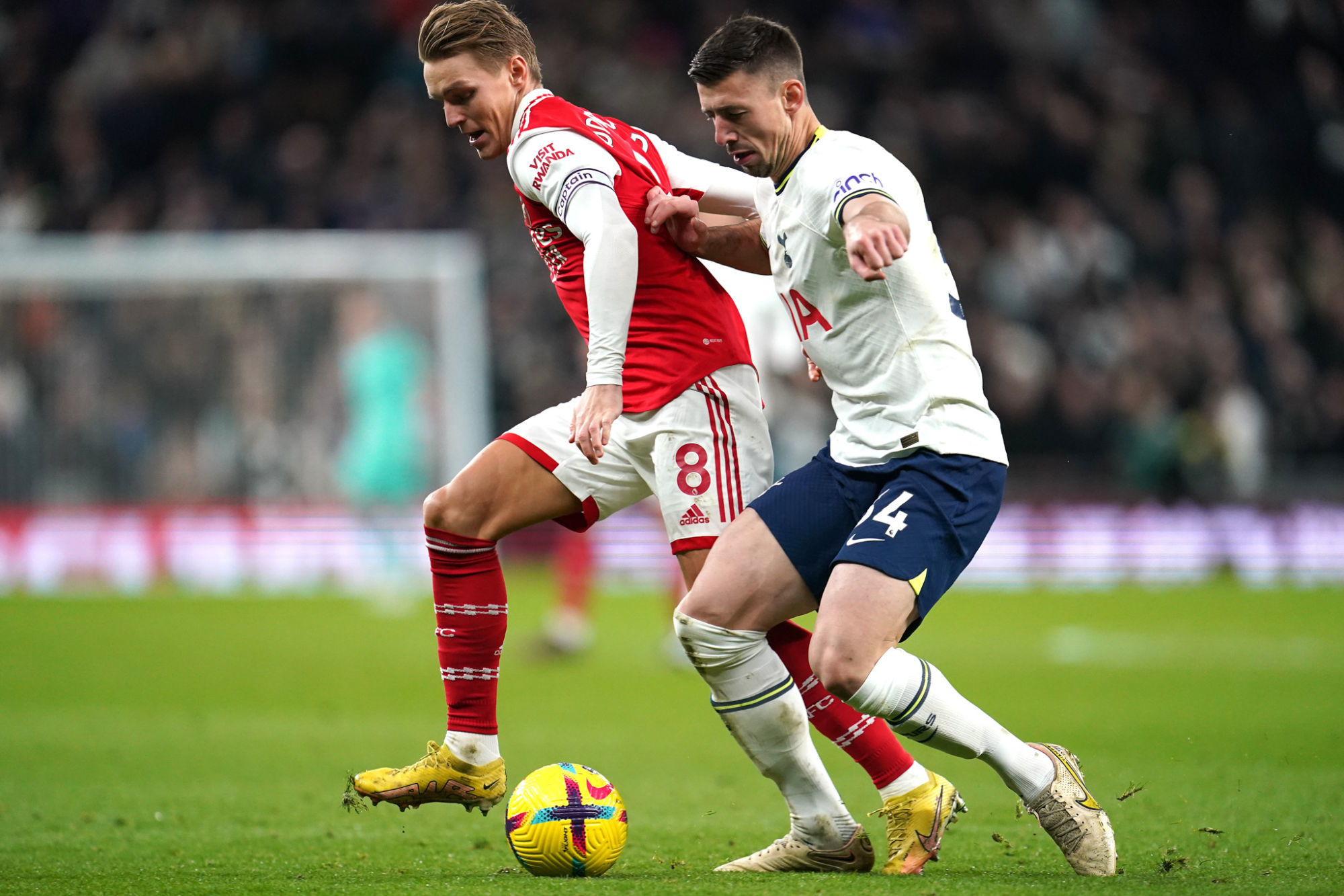 Martin Odegaard face &agrave; Cl&eacute;ment Lenglet dans le derby entre Tottenham et Arsenal (Icon Sport)