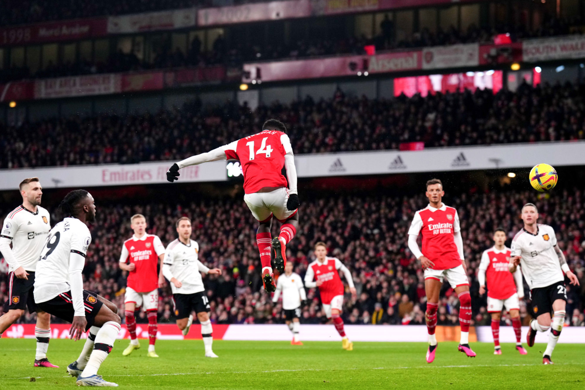 Eddie Nketiah égalise d'une tête puissante pour Arsenal face à Manchester United (Icon Sport) Eddie Nketiah égalise d'une tête puissante pour Arsenal face à Manchester United (Icon Sport)