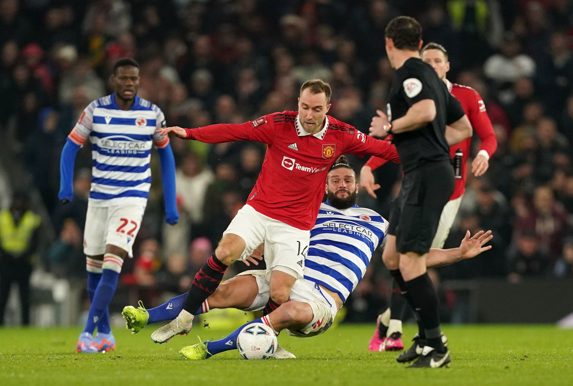 L'instant o&ugrave; Andy Carroll a fauch&eacute; Christian Eriksen. (Icon Sport)