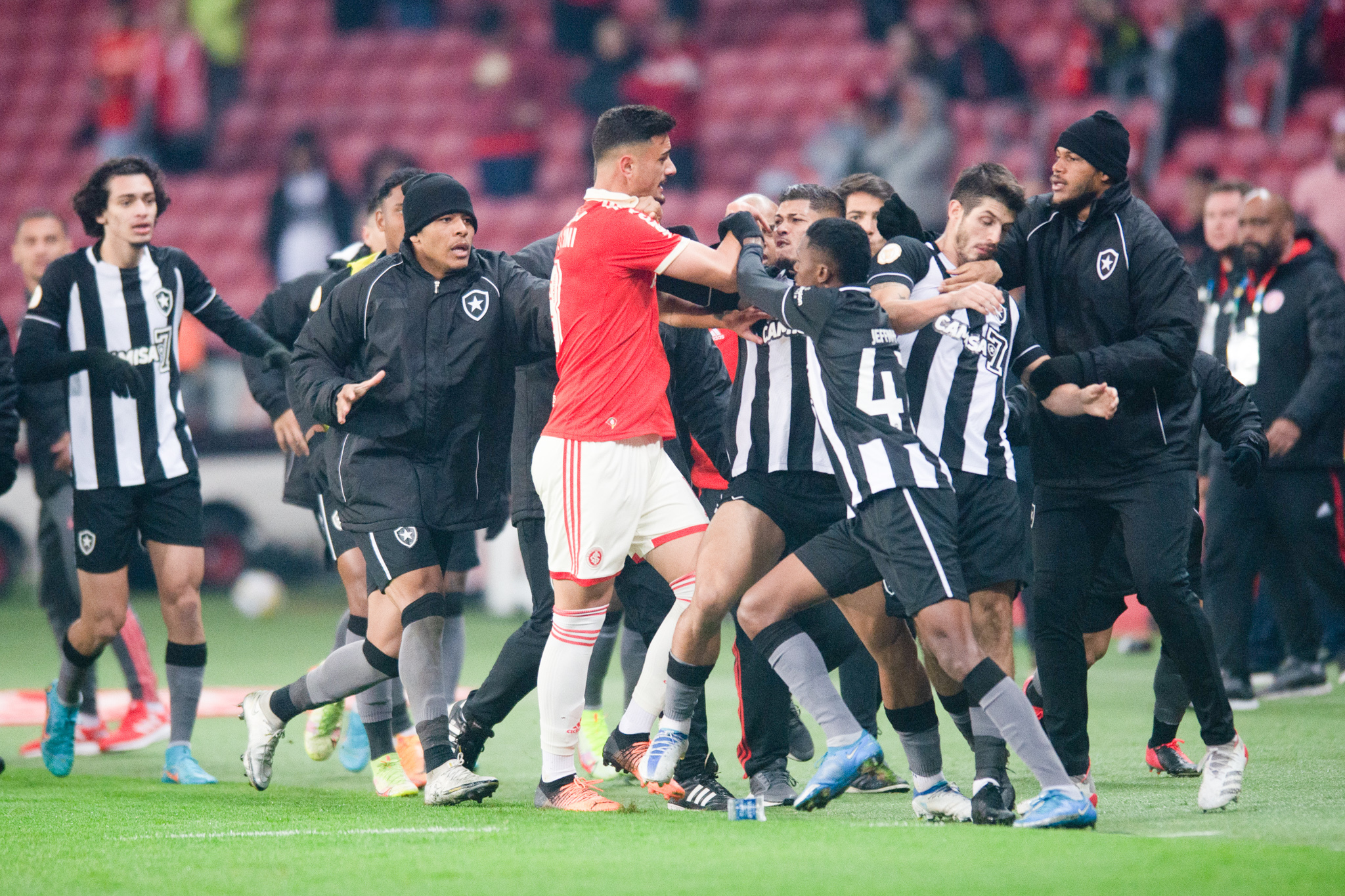 Jeffinho en pleine bagarre avec Botafogo (Icon Sport)
