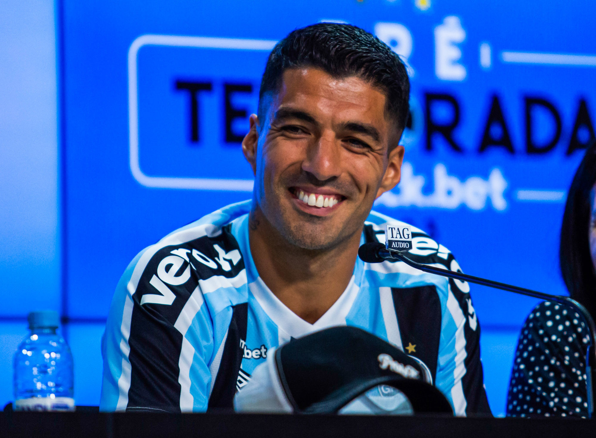 Luis Suarez en conf&eacute;rence de presse &agrave; Gr&ecirc;mio. (Icon Sport)