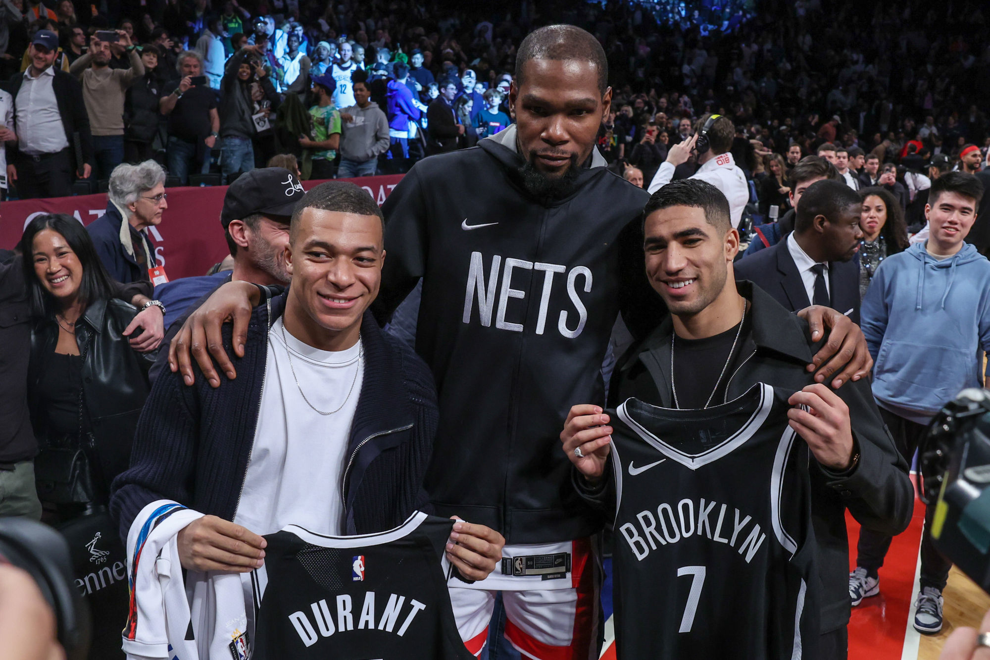 Les deux joueurs du PSG, Achraf Hakimi et Kylian Mbappé, à New-York en compagnie de Kevin Durant (Icon Sport) Les deux joueurs du PSG, Achraf Hakimi et Kylian Mbappé, à New-York en compagnie de Kevin Durant (Icon Sport)