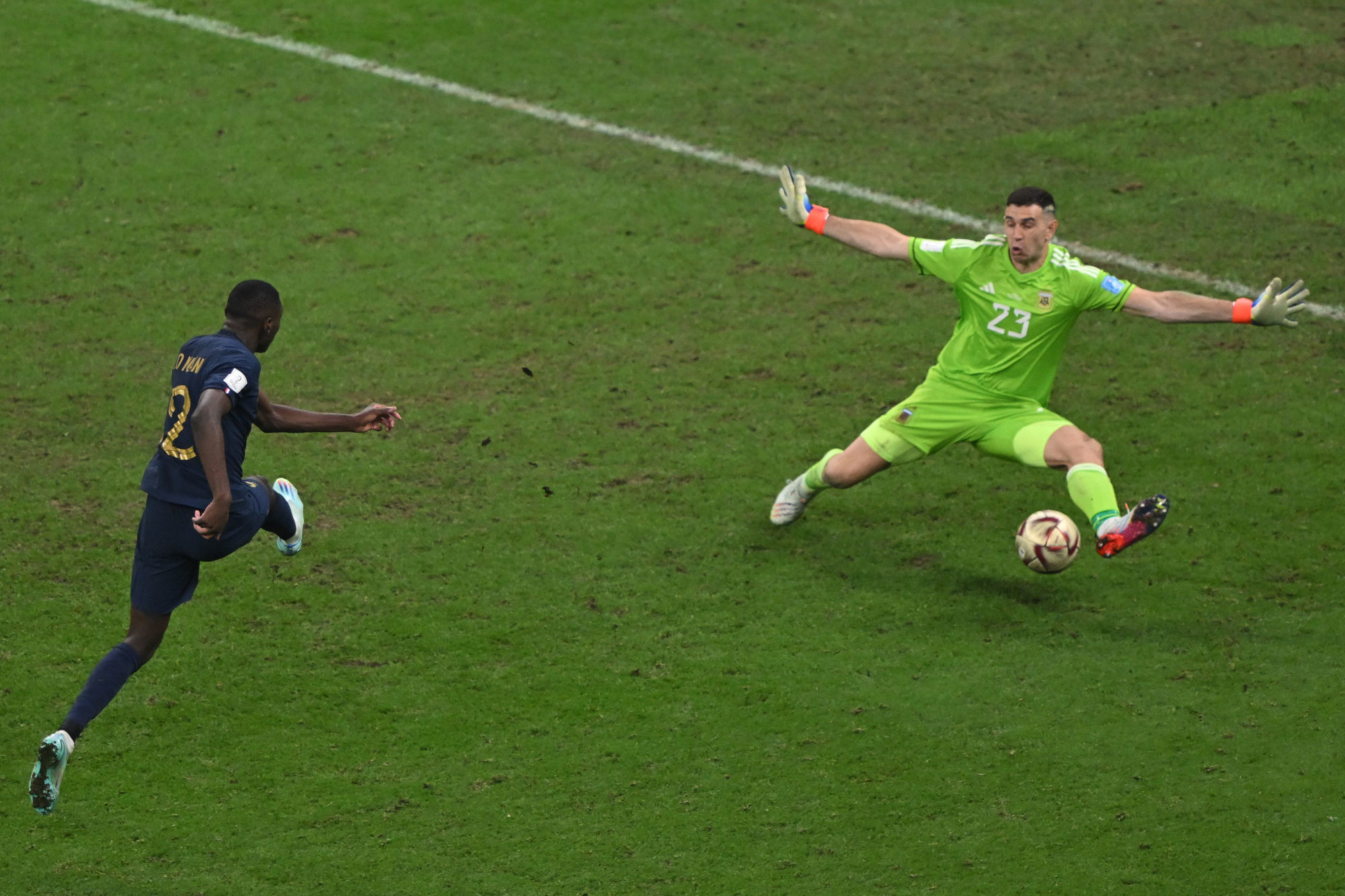 Randal Kolo Muani lors de son duel perdu face &agrave; Emiliano Martinez pendant France - Argentine (Icon Sport)