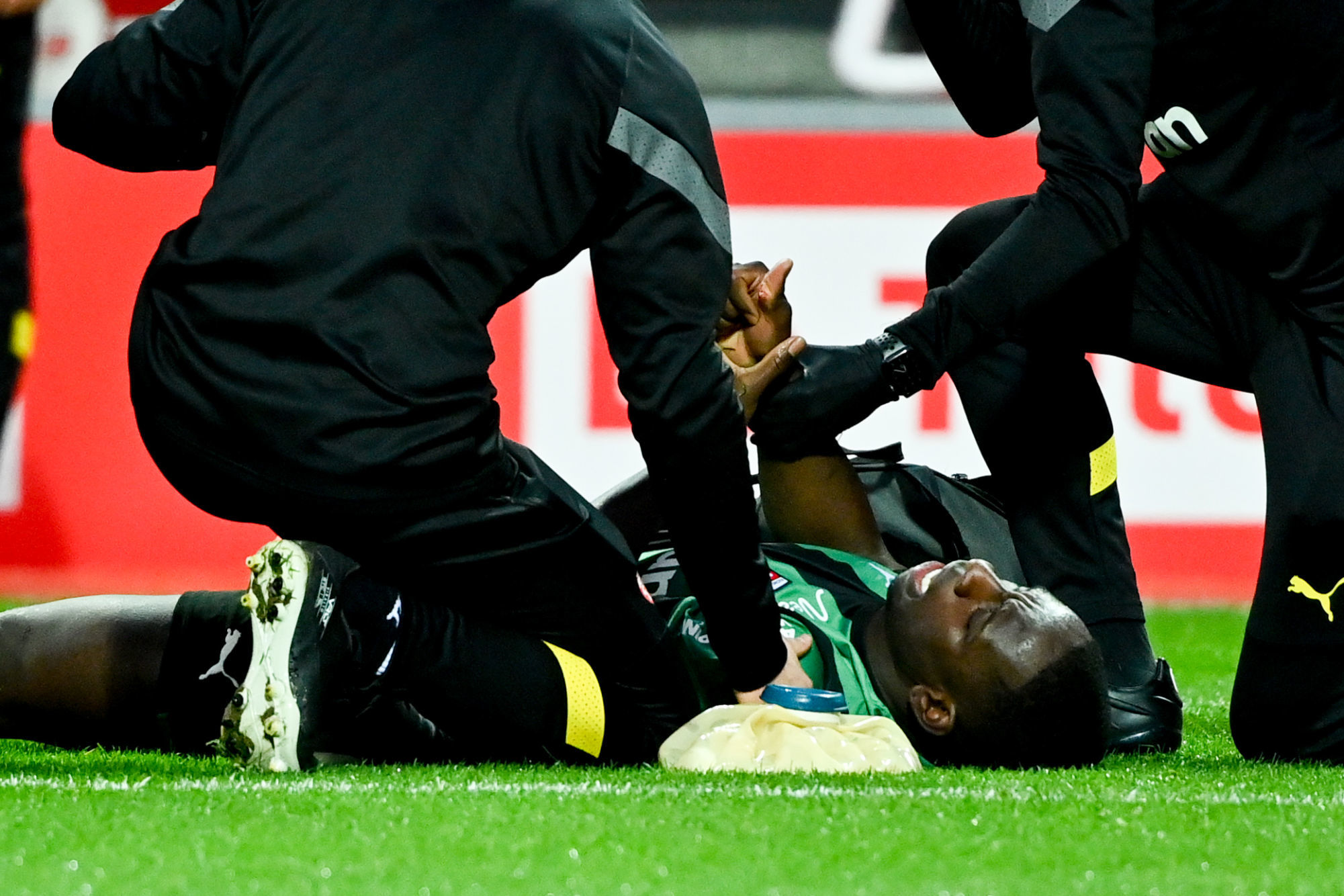 Deiver Machado a &eacute;t&eacute; la cible d'un tacle appuy&eacute; de Pierre Lees-Melou, non sanctionn&eacute;, au grand dam de Franck Haise. (Icon Sport)