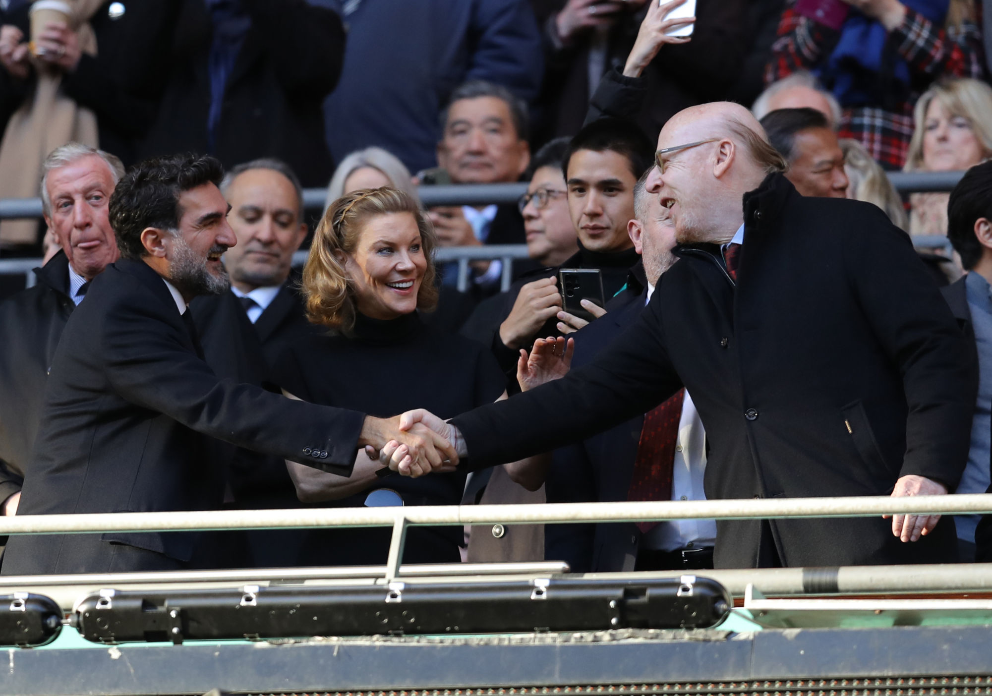 Avram Glazer (&agrave; droite) &eacute;tait pr&eacute;sent &agrave; Wembley dimanche pour assister &agrave; la finale de la Carabao Cup entre Manchester United et Newcastle, le Qatar doit donc attendre (Icon Sport)