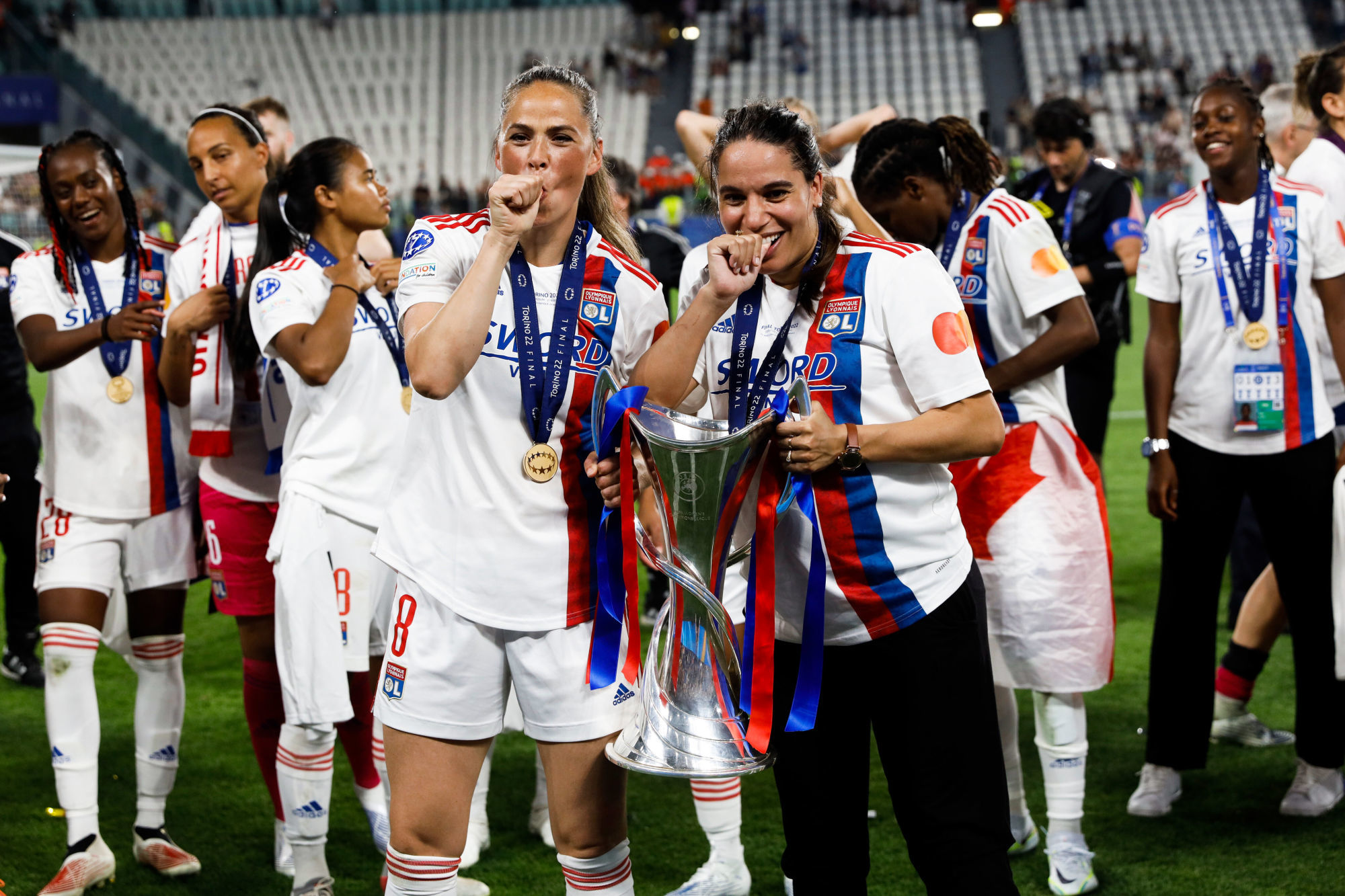 Amel Majri et Sara Bj&ouml;rk Gunnarsd&oacute;ttir, avec l'OL. (Icon Sport)