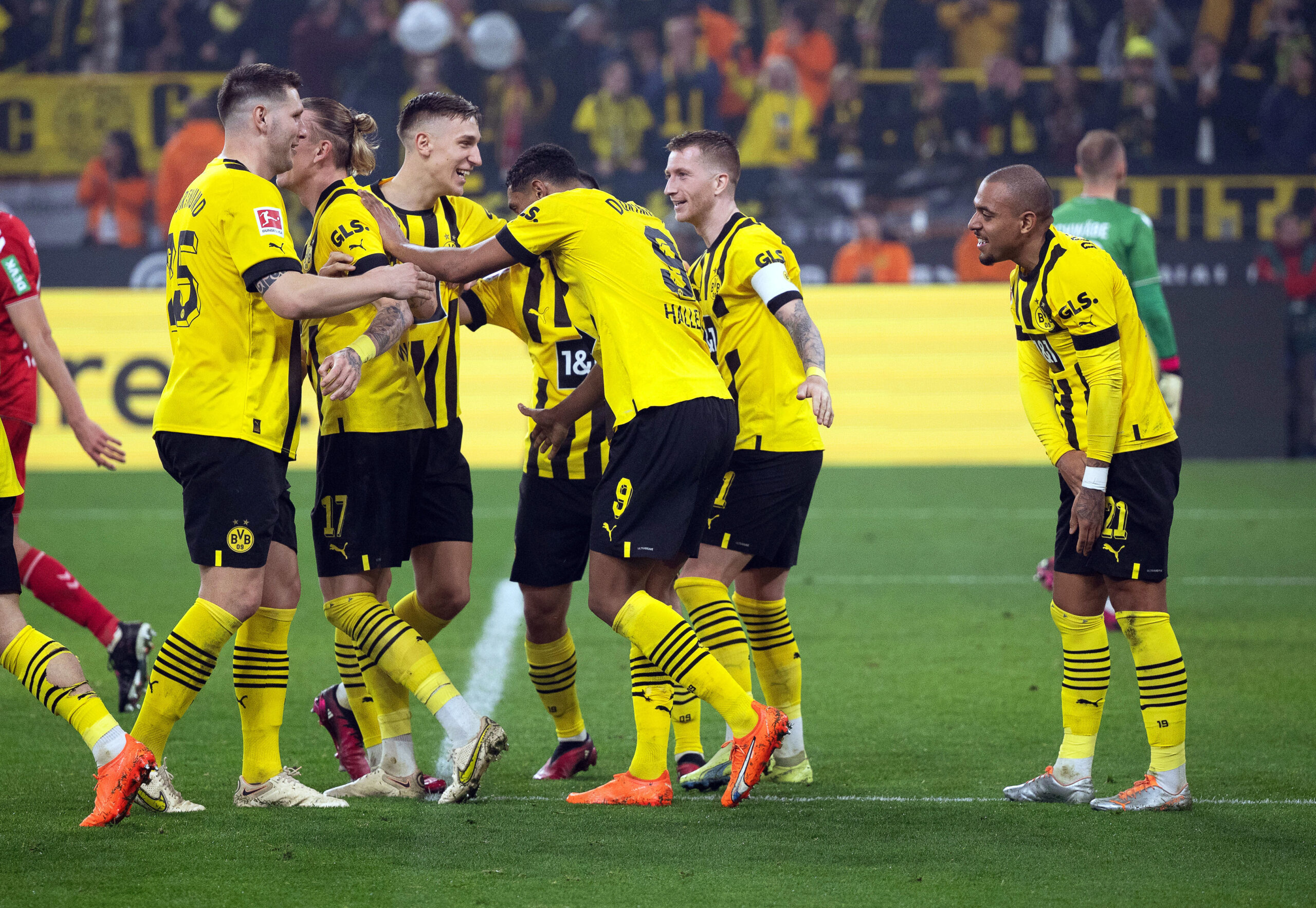 Reus et ses co&eacute;quipiers ont facilement dispos&eacute; de Cologne pour prendre la t&ecirc;te du championnat (Icon Sport)