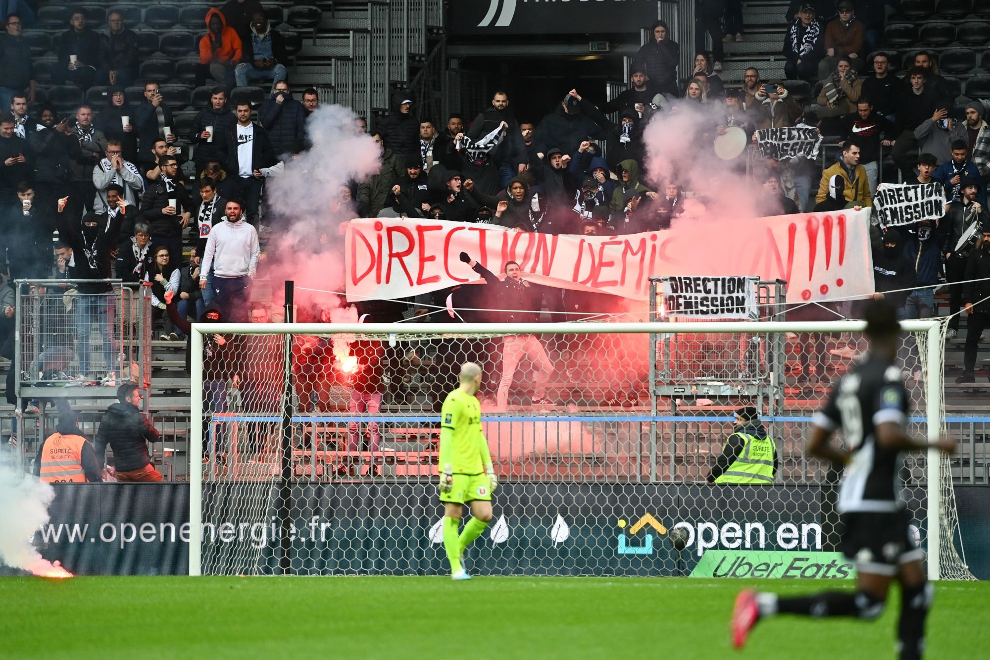 Les supporters du SCO ont réclamé la démission de Saïd Chabane et de sa direction lors du match face à Toulouse. (Icon Sport) Les supporters du SCO ont réclamé la démission de Saïd Chabane et de sa direction lors du match face à Toulouse. (Icon Sport)