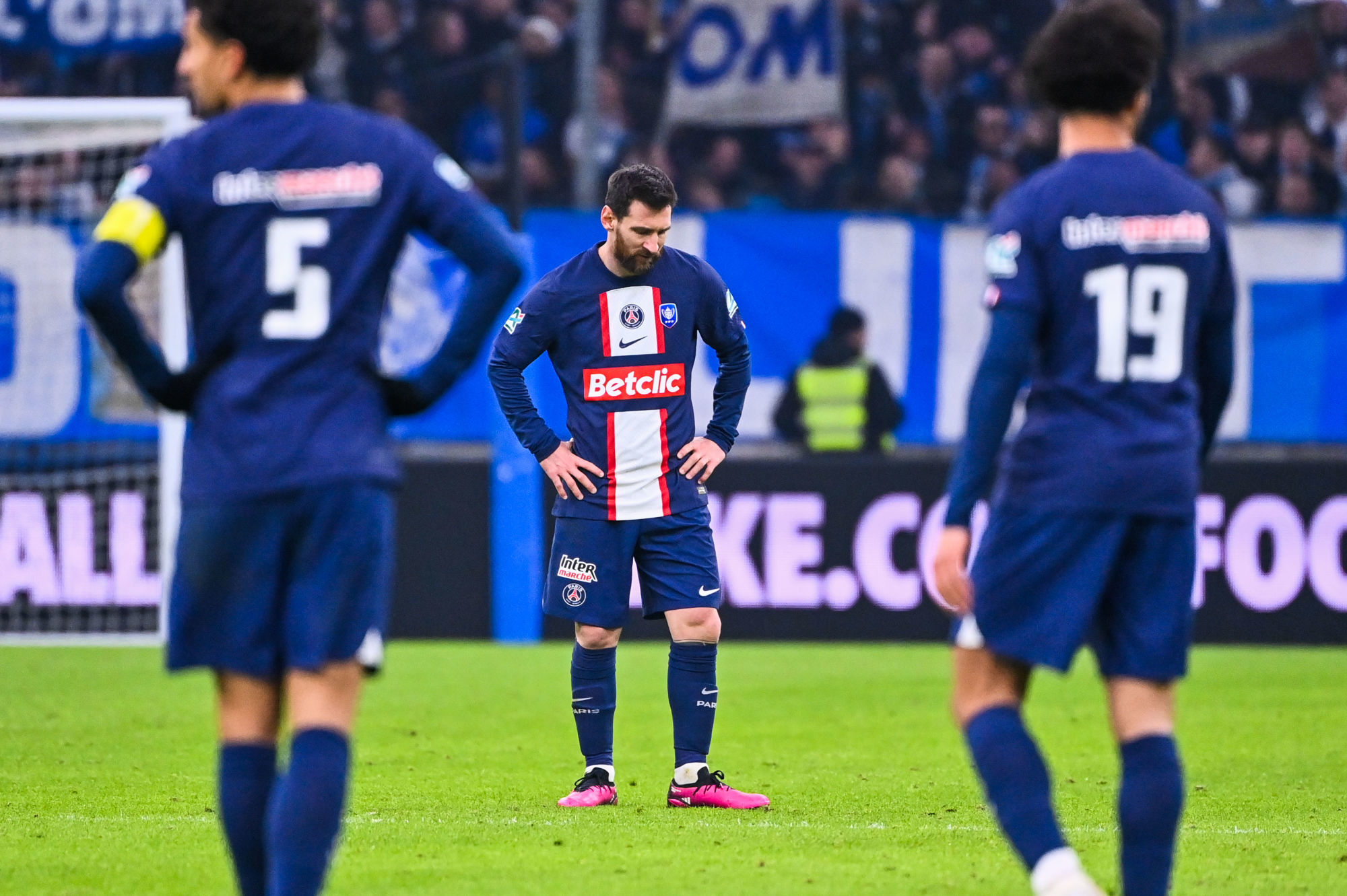 Lionel Messi (centre), joueur du Paris Saint-Germain, tête baissée et impuissant face à l'Olympique de Marseille, malgré ses sept Ballon d'or. (IconSport) Lionel Messi (centre), joueur du Paris Saint-Germain, tête baissée et impuissant face à l'Olympique de Marseille, malgré ses sept Ballon d'or. (IconSport)
