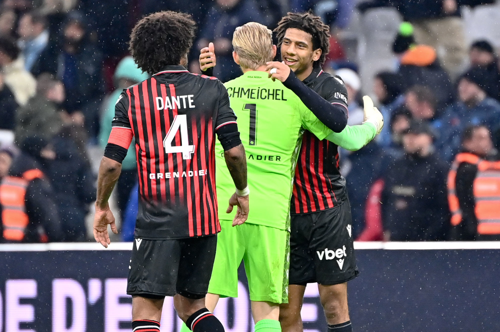 Dante, Schmeichel et Todibo, joueurs de l'OGC Nice. Dante, Schmeichel et Todibo, joueurs de l'OGC Nice.