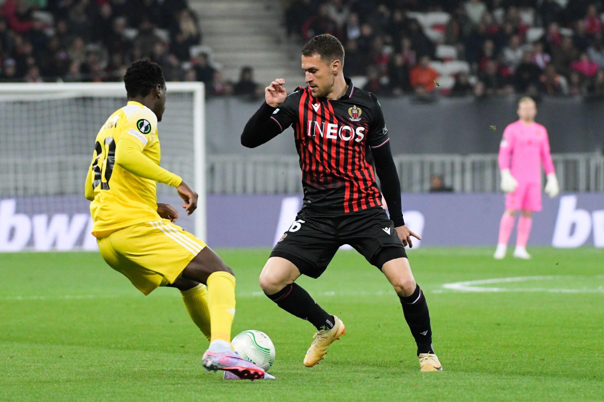 Aaron Ramsey lors du huiti&egrave;me de finale de la Ligue Europa Conf&eacute;rence entre l'OGC Nice et le Sheriff Tiraspol (Icon Sport)