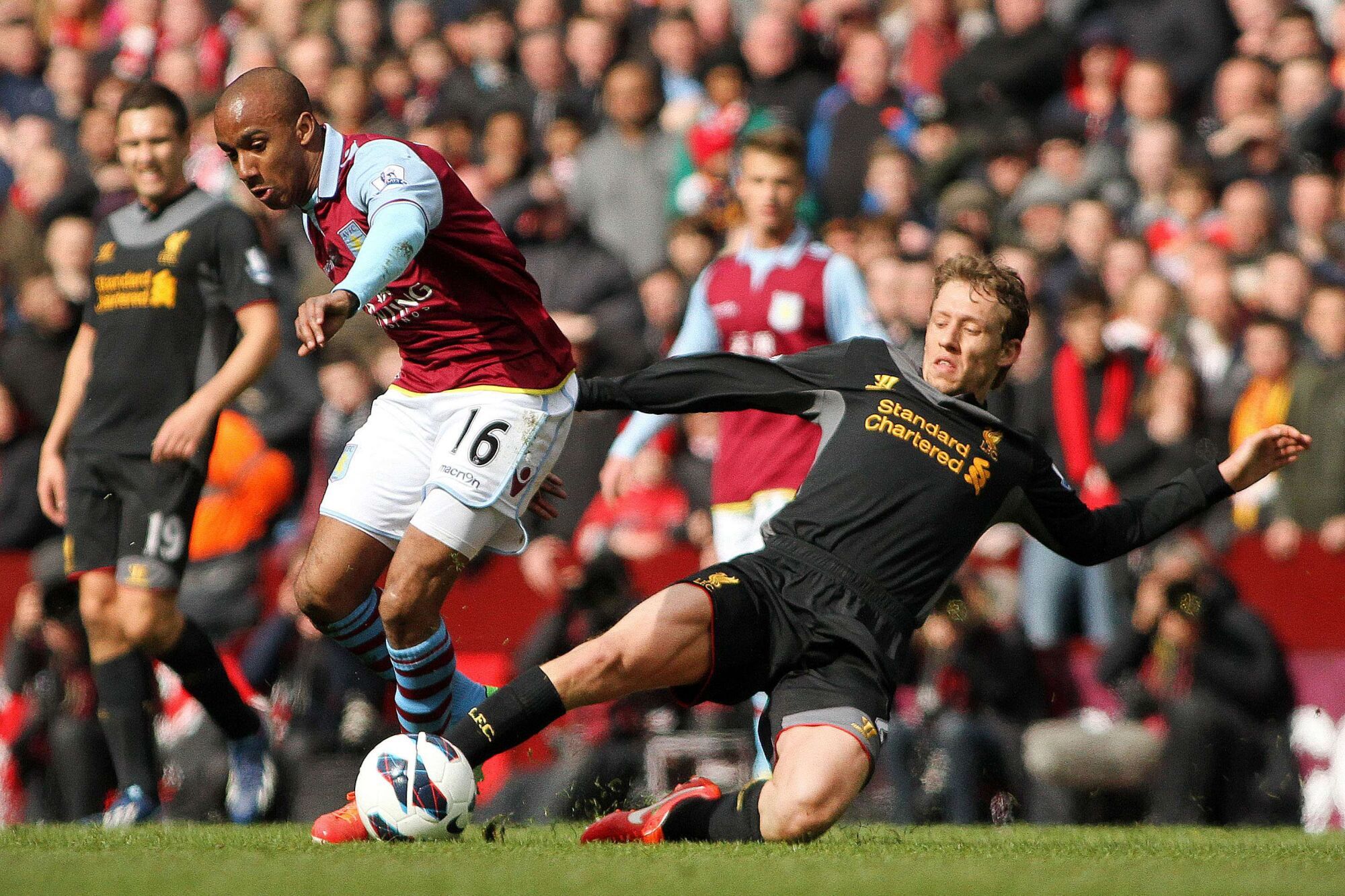 Lucas Leiva, ici face &agrave; Fabian Delph, &eacute;tait pr&eacute;cieux &agrave; la r&eacute;cup&eacute;ration pour Liverpool. (Icon Sport)