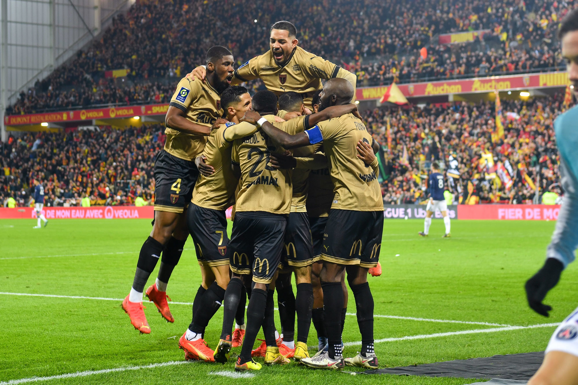 La joie des joueurs du RC Lens lors de leur victoire au match aller, &agrave; Bollaert. (IconSport)