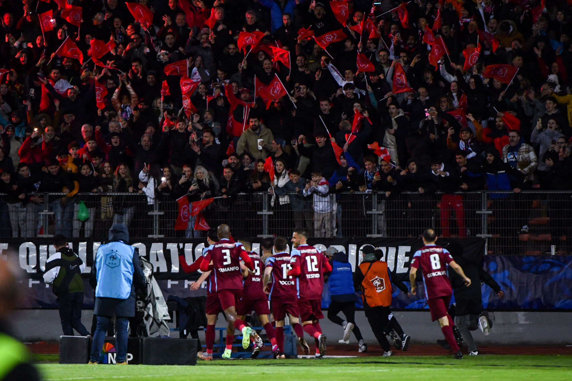 La communion des joueurs du FC Annecy avec leur public lors de l'&eacute;galisation d'Alexy Bosetti. (IconSport)