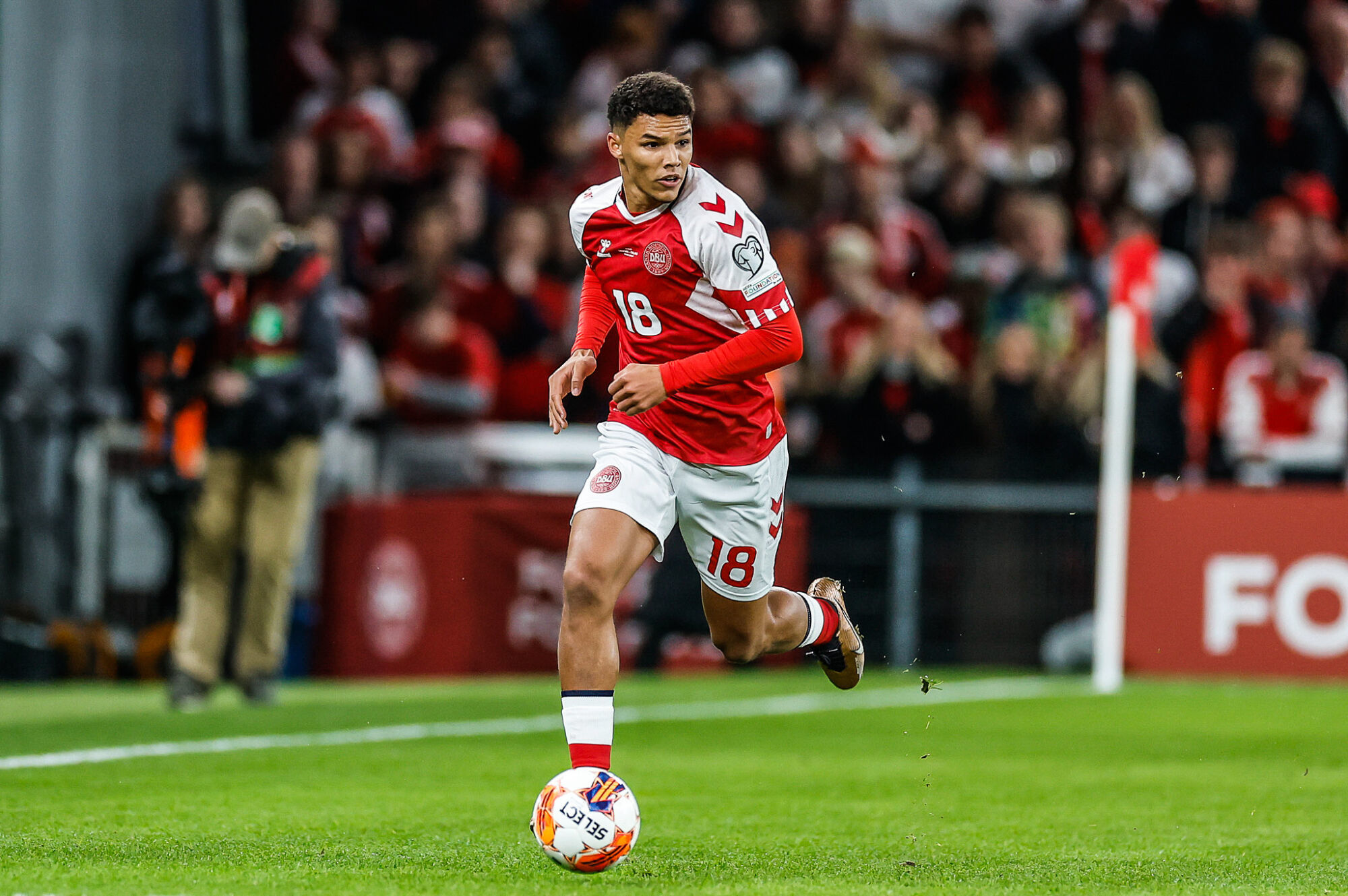 Alexander Bah sous le maillot du Danemark. (Icon Sport)