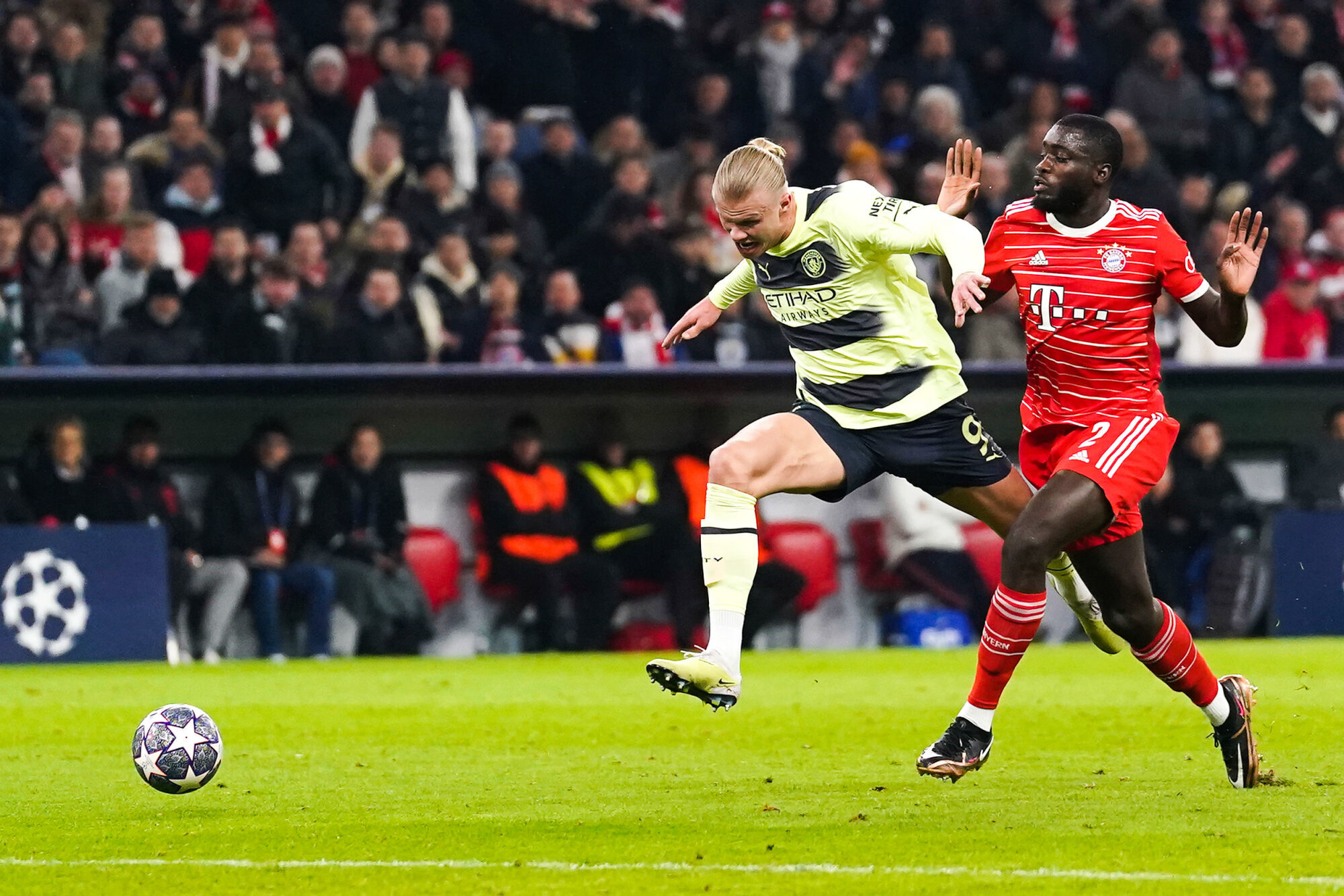 Dayot Upamecano face &agrave; Erling Haaland, lors des quarts de finale de Ligue des Champions entre le Bayern Munich et Manchester City (Icon Sport)