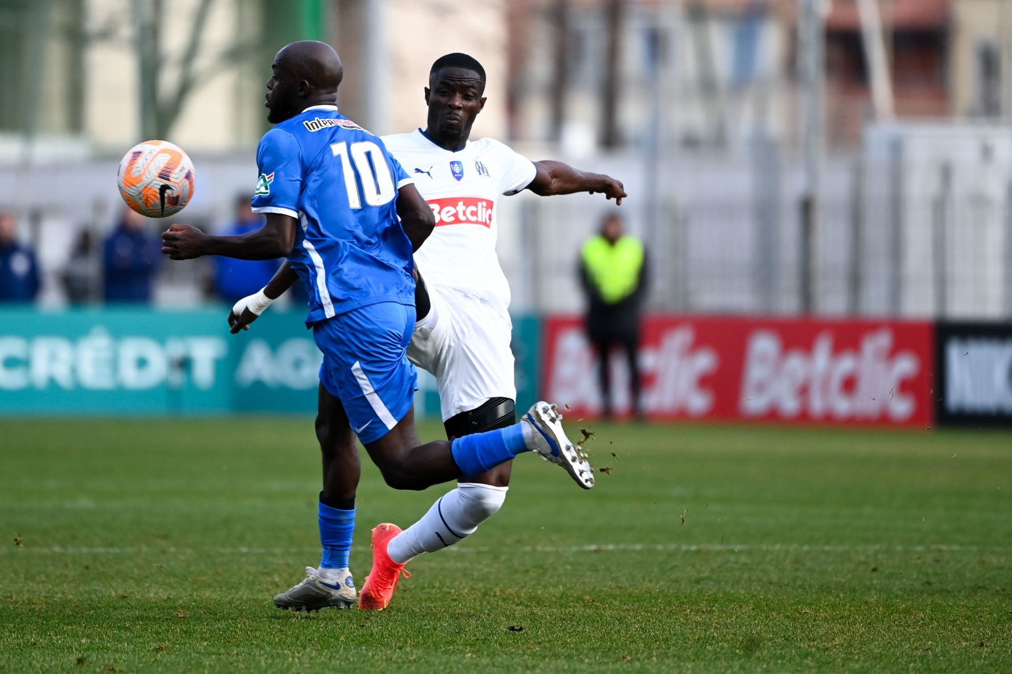 Bailly, au moment de la faute sur le num&eacute;ro 10 d'Hy&egrave;res en Coupe de France. (Icon Sport)