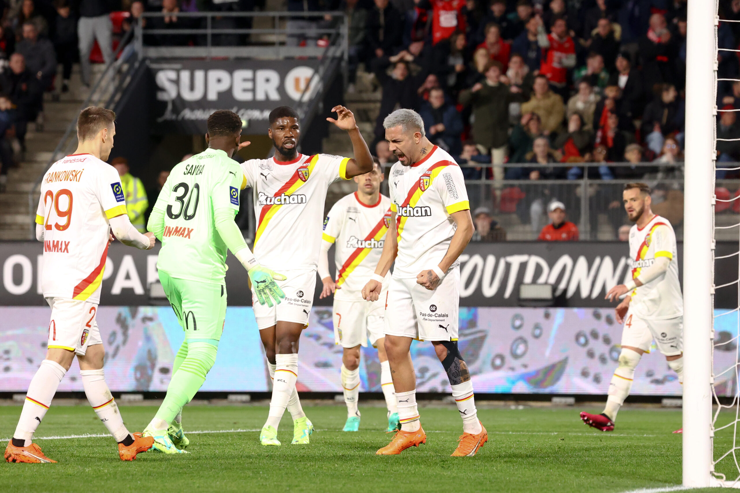 Le match contre le PSG s'annonce tr&egrave;s important pout Medina et les Lensois (Icon Sport)