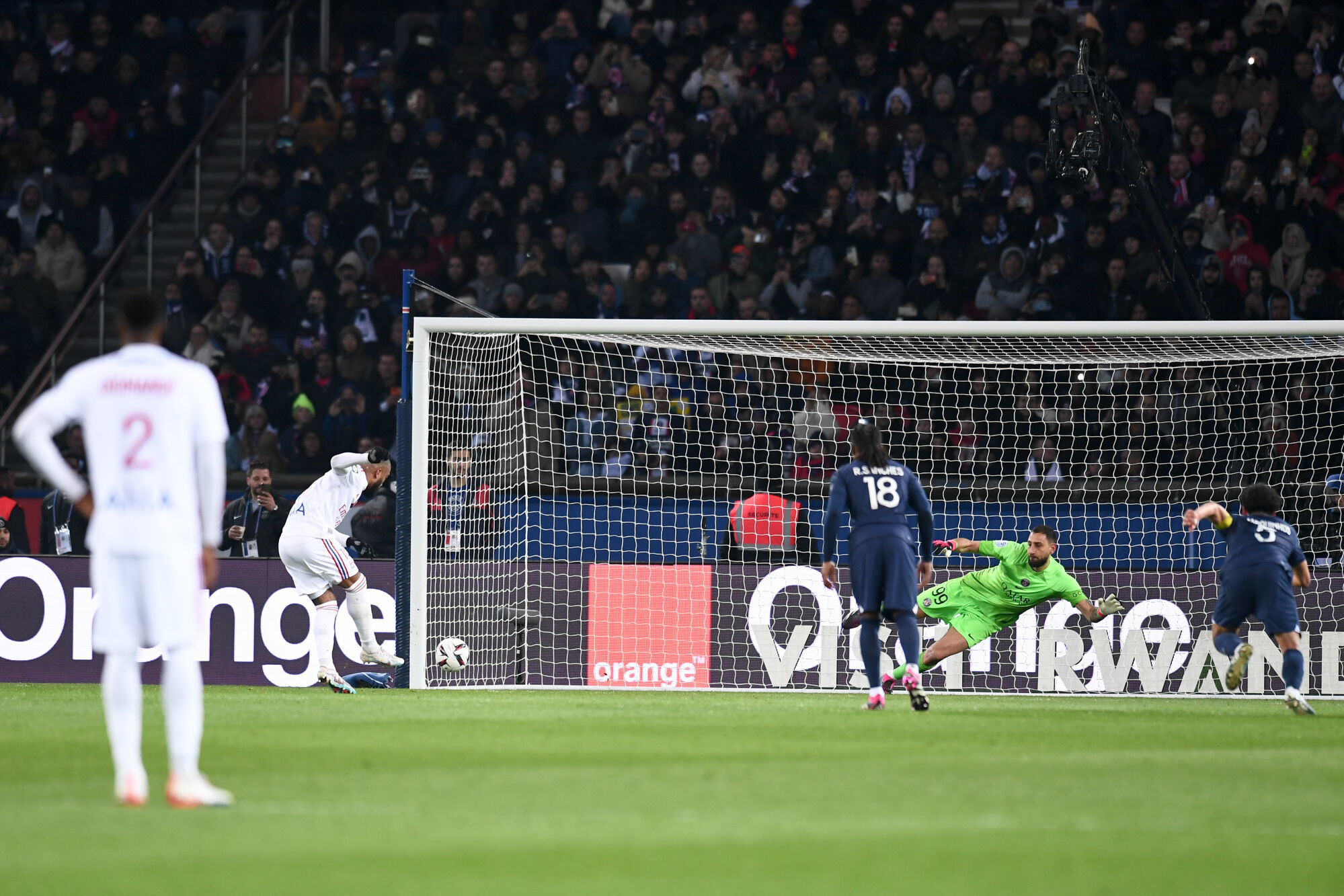 Le penalty manqu&eacute; par Alexandre Lacazette contre le PSG. (IconSport)