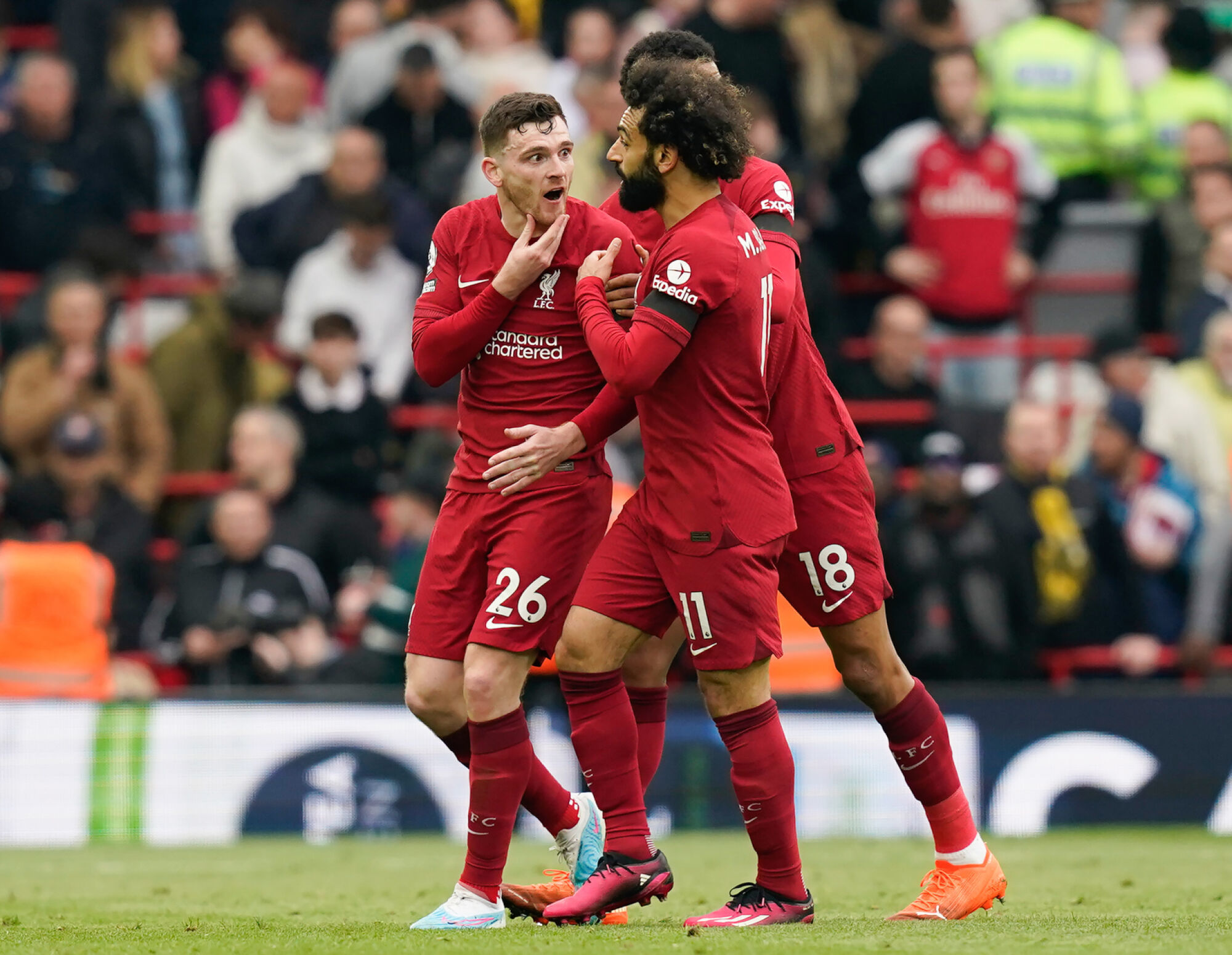 Andrew Robertson, agressé par un arbitre lors de Liverpool-Arsenal. (Icon Sport) Andrew Robertson, agressé par un arbitre lors de Liverpool-Arsenal. (Icon Sport)