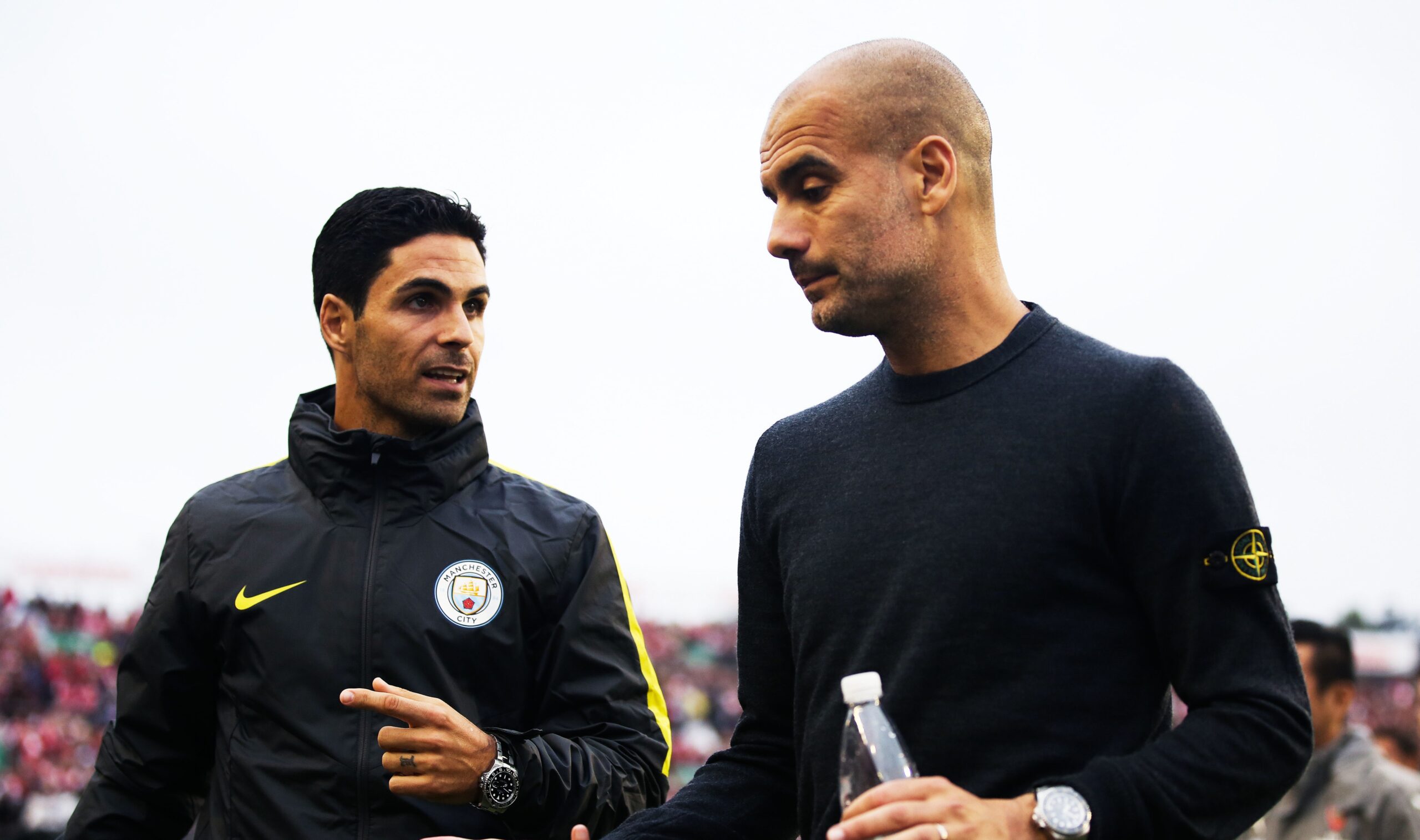 Mikel Arteta (entra&icirc;neur Arsenal) et Pep Guardiola (entra&icirc;neur Manchester City) lors de leur collaboration. (IconSport)
