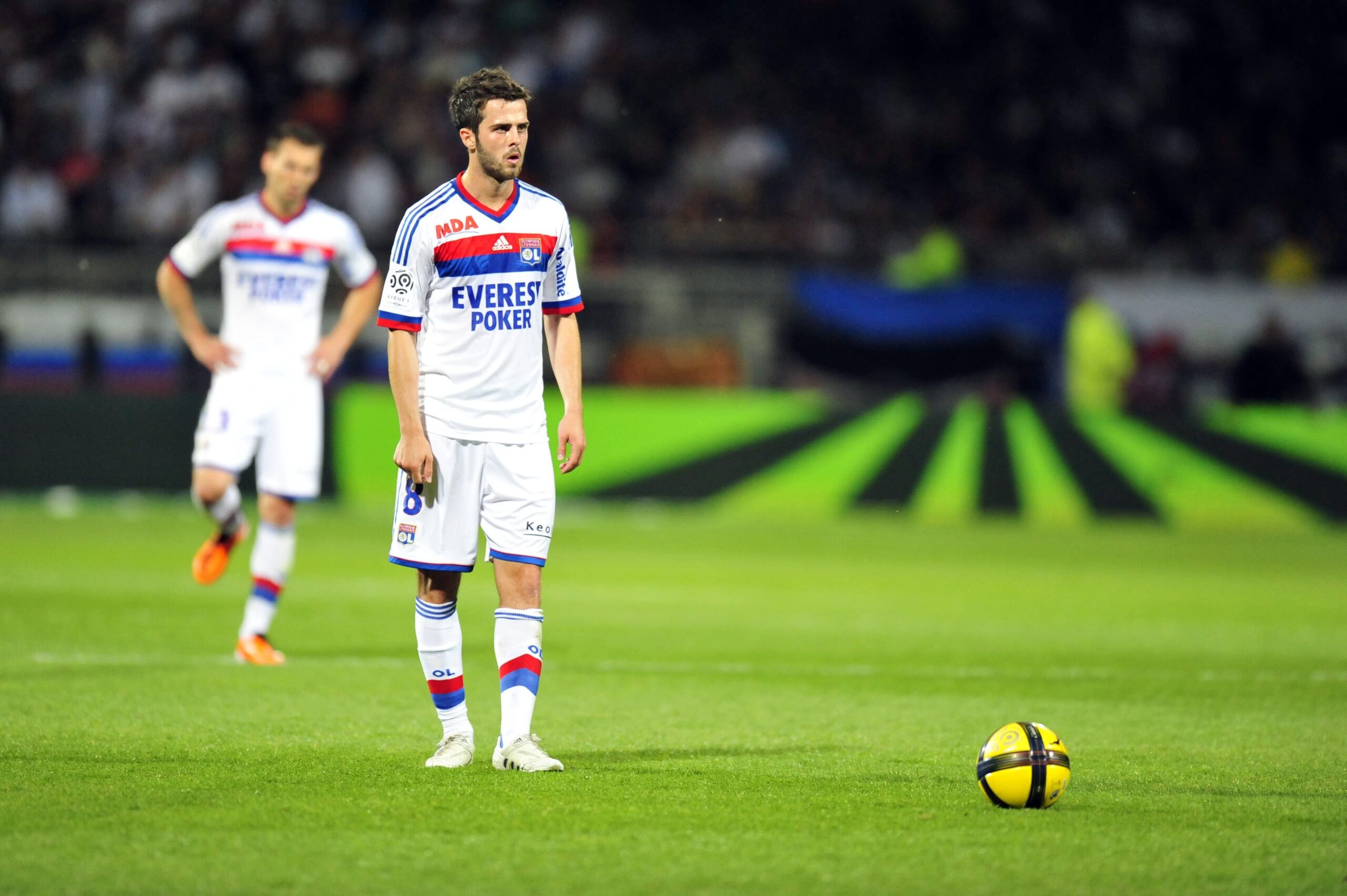 Miralem Pjanic, sous les couleurs de Lyon, en novembre 2009. (Icon Sport) Miralem Pjanic, sous les couleurs de Lyon, en novembre 2009. (Icon Sport)