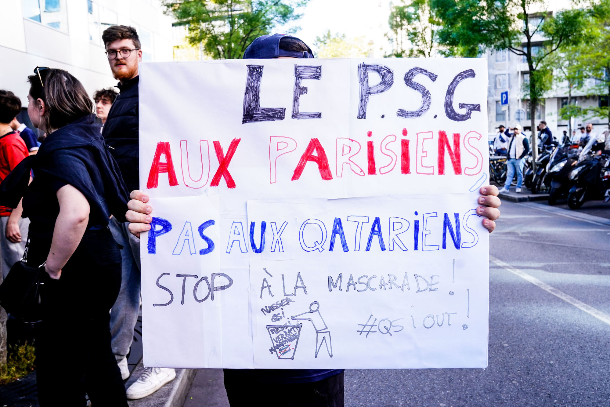 L'une des pancartes &eacute;rig&eacute;es devant le si&egrave;ge du PSG, mercredi, en guise de protestation. (IconSport)